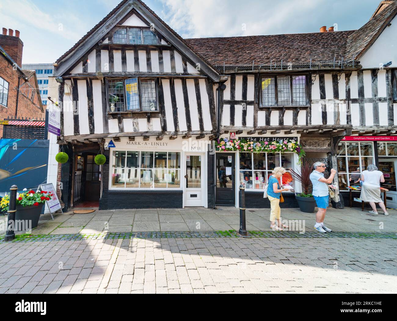 Worcester, Worcestershire, Regno Unito-21 agosto 2023: I turisti ammirano gli storti edifici medievali del XIII secolo, gli edifici in legno, lungo questa suggestiva vecchia strada, salva Foto Stock