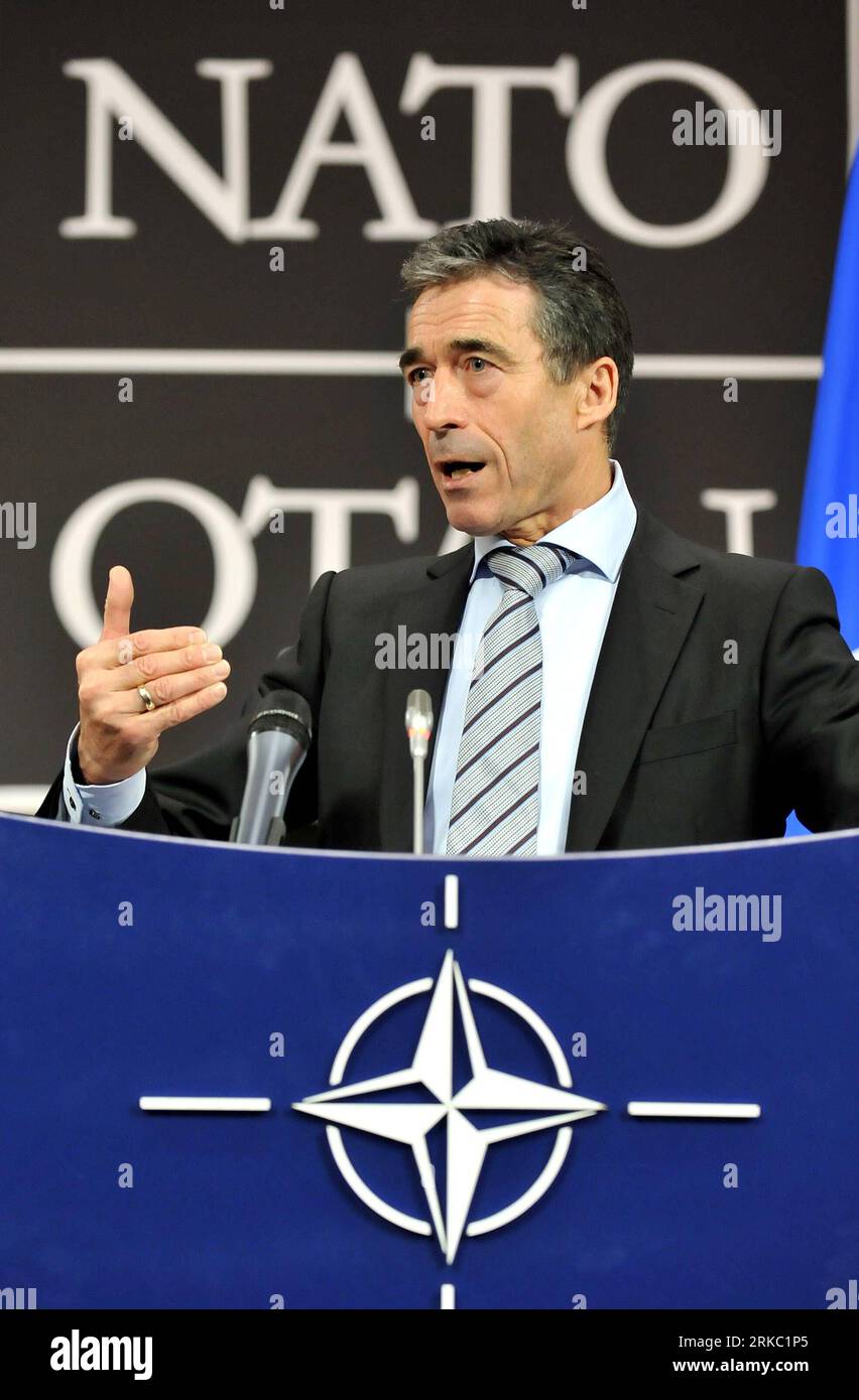 Bildnummer: 54641412 Datum: 15.11.2010 Copyright: imago/Xinhua (101115) -- BRUXELLES, 15 novembre 2010 (Xinhua) -- il Segretario generale della NATO Anders Fogh Rasmussen affronta una conferenza stampa sul prossimo vertice di Lisbona della NATO nella sede della NATO a Bruxelles, capitale del Belgio, il 15 novembre 2010. La nuova strategia della NATO, che prevede la rotta per la NATO nel prossimo decennio, è prevista per essere adottata e svelata in occasione del prossimo vertice della NATO a Lisbona, in Portogallo, dal 19 al 20 novembre. (Xinhua/Wu Wei) (jl) BELGIO-NATO-NUOVA STRATEGIA PUBLICATIONxNOTxINxCHN Politik people kbdig xub 2010 hoch premiumd Bildnu Foto Stock