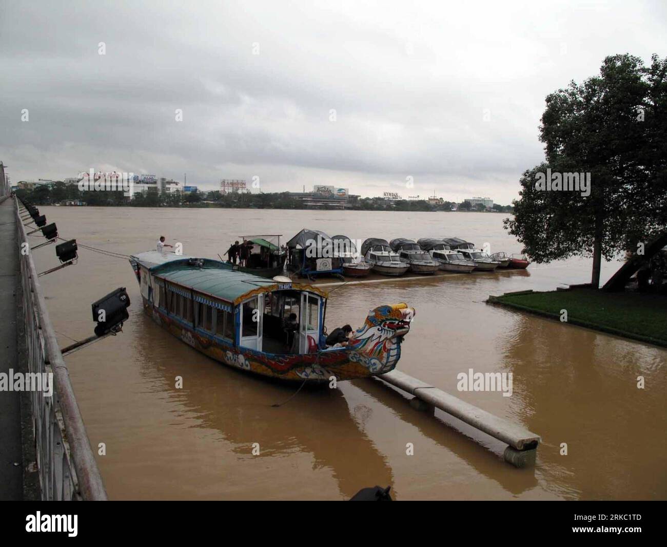 Bildnummer: 54644985 Datum: 16.11.2010 Copyright: imago/Xinhua HANOI, 16 novembre 2010 (Xinhua) -- le barche si arenano sulla riva di Hue City, Vietnam centrale, il 16 novembre 2010. Le inondazioni improvvise causate dalle forti piogge nelle province centrali del Vietnam hanno causato almeno 2 vite nel paese entro martedì. (Xinhua/VNA) (lyx) VIETNAM-PROVINCE CENTRALI-INONDAZIONE PUBLICATIONxNOTxINxCHN Gesellschaft Naturkatastrophe Hochwasser Flut kbdig xcb 2010 quer o0 totale Boot Bildnummer 54644985 Data 16 11 2010 Copyright Imago XINHUA Hanoi Nov 16 2010 XINHUA barche si bloccano SULLA riva di Hue City Central V. Foto Stock