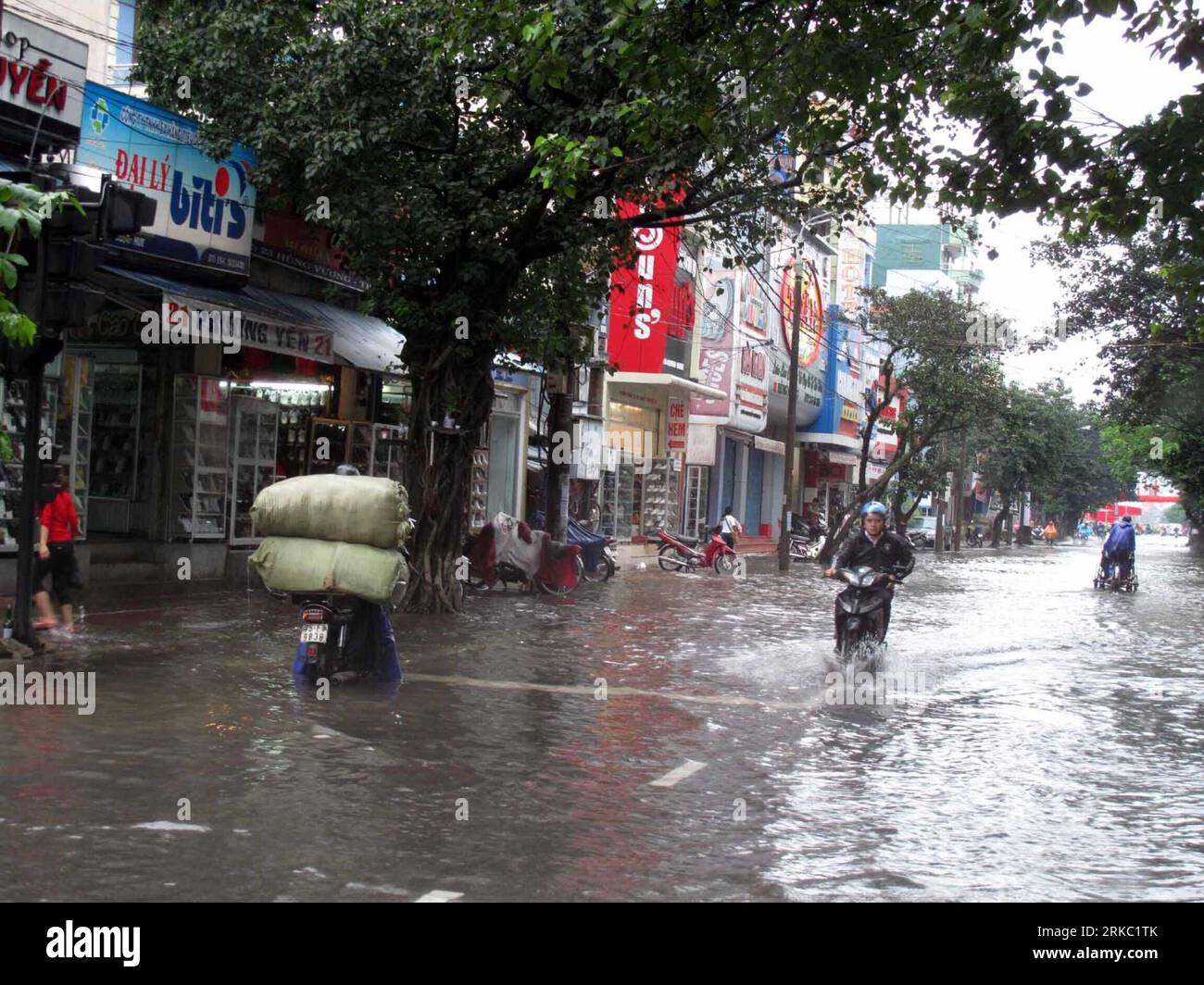 Bildnummer: 54644983 Datum: 16.11.2010 Copyright: imago/Xinhua HANOI, 16 novembre 2010 (Xinhua) - motociclette guidano attraverso strade allagate a Hue City, Vietnam centrale, il 16 novembre 2010. Le inondazioni improvvise causate dalle forti piogge nelle province centrali del Vietnam hanno causato almeno 2 vite nel paese entro martedì. (Xinhua/VNA) (lyx) VIETNAM-PROVINCE CENTRALI-INONDAZIONE PUBLICATIONxNOTxINxCHN Gesellschaft Naturkatastrophe Hochwasser Flut kbdig xcb 2010 quer o0 totale Verkehr Straße Moped Bildnummer 54644983 Data 16 11 2010 Copyright Imago XINHUA Hanoi Nov 16 2010 XINHUA Motorcycles Drive through f Foto Stock