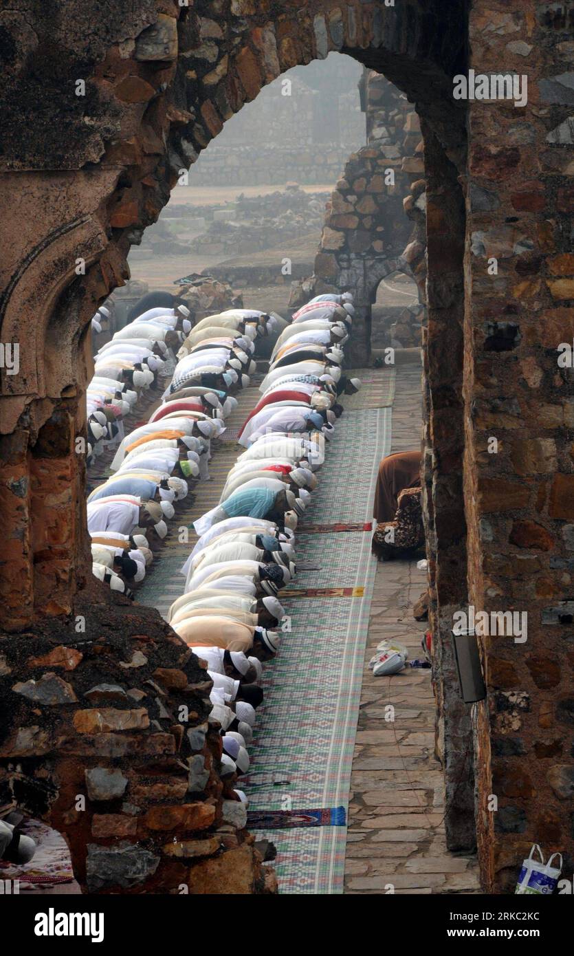 Bildnummer: 54652535 Datum: 17.11.2010 Copyright: imago/Xinhua (101117) -- NUOVA DELHI, 17 novembre 2010 (Xinhua) -- musulmani indiani pregano nelle rovine della Moschea Feroz Shah Kotla durante le preghiere mattutine per Eid al-Adha a nuova Delhi, capitale dell'India, il 17 novembre 2010. (Xinhua/Partha Sarkar) (lyi) INDIA-NEW DELHI-EID AL-ADHA PUBLICATIONxNOTxINxCHN Gesellschaft Religion Islam traditionelle Feste Opferfest Pilger beten totale kbdig xub 2010 hoch premiumd o0 totale Bildnummer 54652535 Date 17 11 2010 Copyright Imago XINHUA nuova Delhi Nov 17 2010 XINHUA Ruins indiani dei musulmani Foto Stock