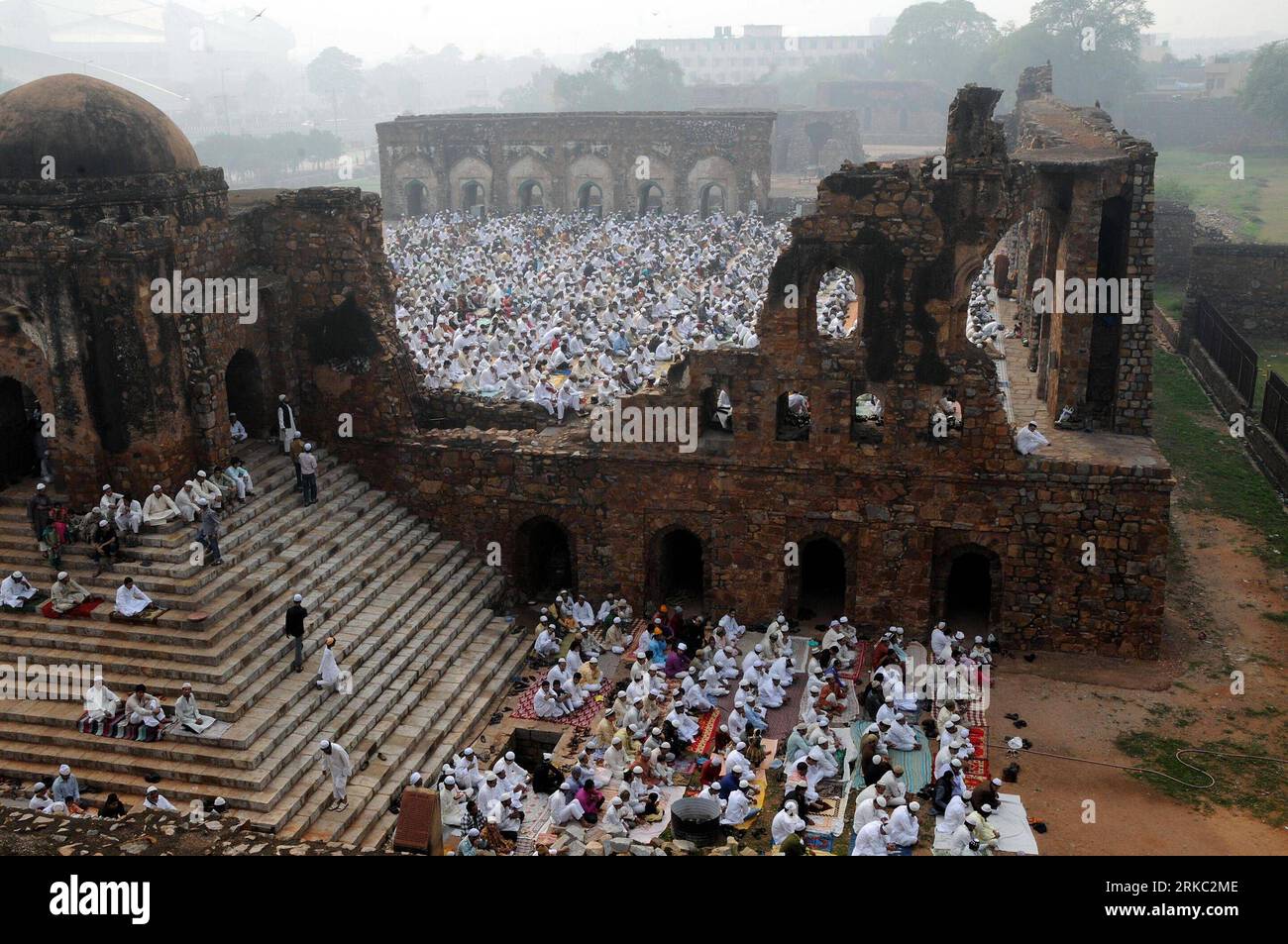 Bildnummer: 54652534 Datum: 17.11.2010 Copyright: imago/Xinhua (101117) -- NUOVA DELHI, 17 novembre 2010 (Xinhua) -- musulmani indiani pregano nelle rovine della Moschea Feroz Shah Kotla durante le preghiere mattutine per Eid al-Adha a nuova Delhi, capitale dell'India, il 17 novembre 2010. (Xinhua/Partha Sarkar) (lyi) INDIA-NEW DELHI-EID AL-ADHA PUBLICATIONxNOTxINxCHN Gesellschaft Religion Islam traditionelle Feste Opferfest Pilger beten totale kbdig xub 2010 quer Highlight premiumd o0 totale Ruinie Bildnummer 54652534 Date 17 11 2010 Copyright Imago XINHUA New Delhi Nov 17 2010 XINHUA Indian Pray in the Muslim Foto Stock