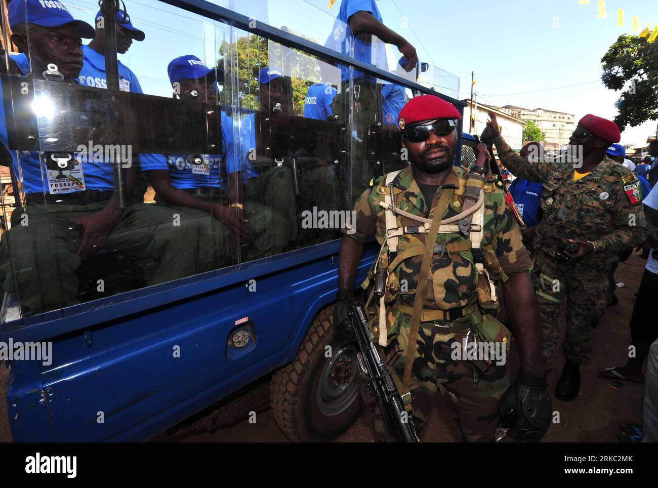 Bildnummer: 54652563 Datum: 07.11.2010 Copyright: imago/Xinhua (101117) -- CONAKRY, 17 novembre 2010 (Xinhua) -- la foto del file scattata il 7 novembre 2010 mostra i soldati che pattugliano a Conakry, capitale della Guinea. Il presidente generale ad interim guineano ha emesso un decreto il 17 novembre, dichiarando lo stato di emergenza in tutto il paese. Il decreto diceva che lo stato di emergenza sarebbe rimasto in vigore fino a quando la Corte Suprema non confermerà i risultati del ballottaggio presidenziale. (Xinhua/Zhao Yingquan) GUINEA-DICHIARO-STATO-EMERGENZA PUBLICATIONxNOTxINxCHN Politik Guinea Notstand Militär kbdig xub 2010 quer premiumd o0 Ausnahmez Foto Stock