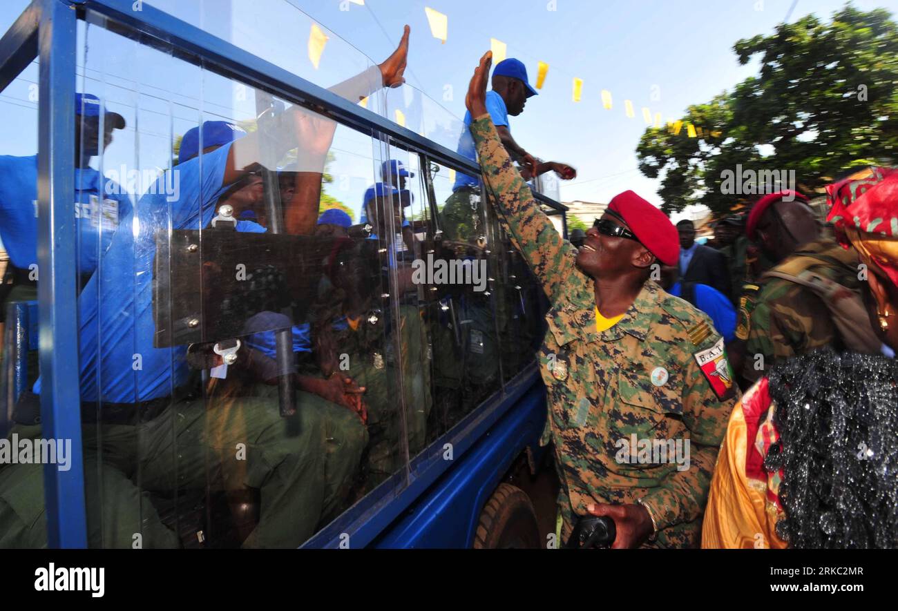 Bildnummer: 54652564 Datum: 07.11.2010 Copyright: imago/Xinhua (101117) -- CONAKRY, 17 novembre 2010 (Xinhua) -- la foto del file scattata il 7 novembre 2010 mostra i soldati che pattugliano a Conakry, capitale della Guinea. Presidente generale ad interim guineano ha emesso un decreto il 17 novembre, dichiarando lo stato di emergenza in tutto il paese. Il decreto diceva che lo stato di emergenza sarebbe rimasto in vigore fino a quando la Corte Suprema non confermerà i risultati del ballottaggio presidenziale. (Xinhua/Zhao Yingquan) GUINEA-DICHIARO-STATO-EMERGENZA PUBLICATIONxNOTxINxCHN Politik Guinea Notstand Militär kbdig xub 2010 quer premiumd o0 Ausna Foto Stock