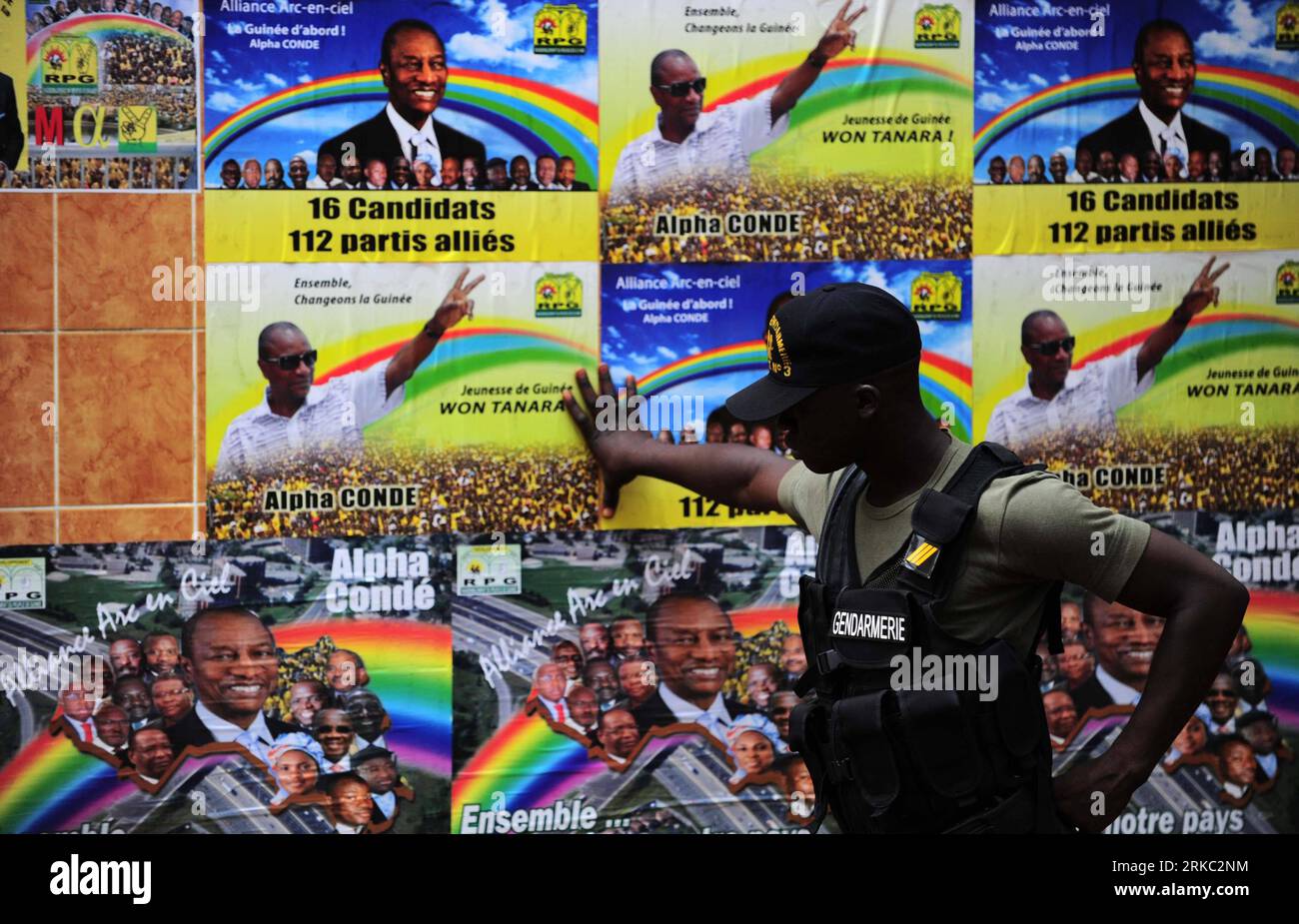 Bildnummer: 54652567 Datum: 07.11.2010 Copyright: imago/Xinhua (101117) -- CONAKRY, 17 novembre 2010 (Xinhua) -- foto del file scattata il 23 ottobre 2010 mostra un addetto alla sicurezza in piedi davanti ai manifesti elettorali a Conakry, capitale della Guinea. Presidente generale ad interim guineano ha emesso un decreto il 17 novembre, dichiarando lo stato di emergenza in tutto il paese. Il decreto diceva che lo stato di emergenza sarebbe rimasto in vigore fino a quando la Corte Suprema non confermerà i risultati del ballottaggio presidenziale. (Xinhua/Zhao Yingquan) GUINEA-DICHIARO-STATO-EMERGENZA PUBLICATIONxNOTxINxCHN Politik Guinea Notstand Militär kbdig x Foto Stock