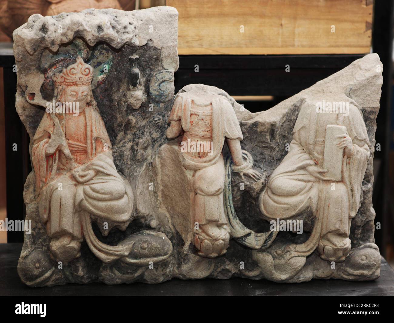 Bildnummer: 54652558 Datum: 18.11.2010 Copyright: imago/Xinhua (101118) -- CHONGQING, 18 novembre 2010 (Xinhua) -- foto scattata il 17 novembre 2010 mostra una scultura in pietra di Kwan-yin della dinastia Song settentrionale (960-1127) al Dazu Carving Museum nel comune di Chongqing, nel sud-ovest della Cina. Un totale di 48 reliquie di incisioni di Dazu del prezzo di oltre 100 milioni di yuan saranno trasportate in Gran Bretagna e inizieranno una mostra itinerante in tutto il mondo il 26 novembre. Le sculture di Dazu sono alcune delle più famose opere d'arte grotta in Cina. Comprendono più di 50.000 sculture in pietra di fichi buddisti, taoisti e confuciani Foto Stock