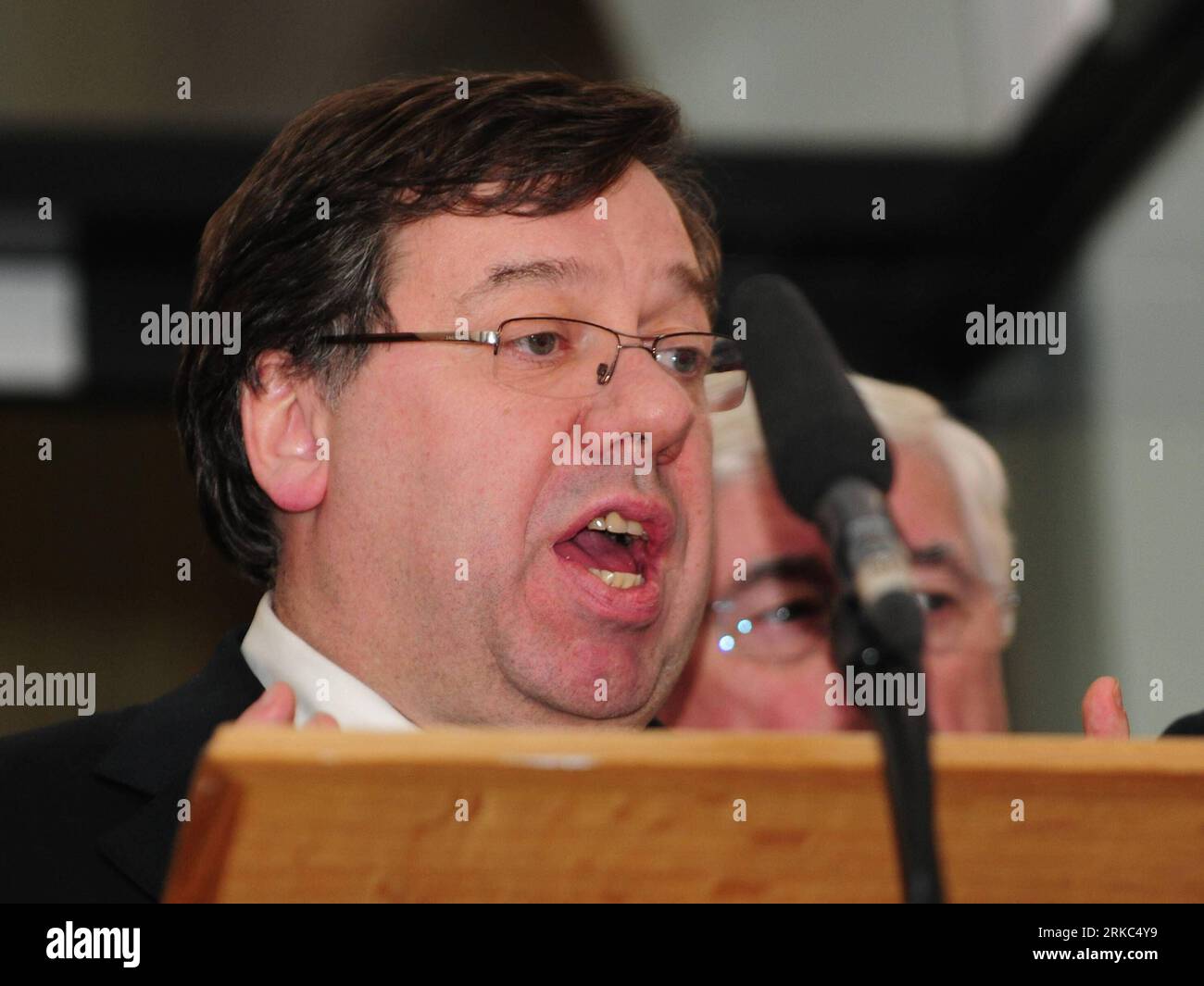 Bildnummer: 54667394 Datum: 22.11.2010 Copyright: imago/Xinhua (101122) -- DUBLINO, 22 novembre 2010 (Xinhua) -- il primo ministro irlandese Brian Cowen si rivolge a una conferenza stampa presso gli edifici governativi di Dublino, in Irlanda, 22 novembre 2010. Cowen ha dichiarato lunedì che non si dimette perché è determinato a passare un bilancio di emergenza quadriennale. Lunedì scorso, il Partito Verde irlandese, membro del governo di coalizione, ha presentato un appello per sciogliere il parlamento in gennaio per le elezioni anticipate, dopo che il governo ha confermato l'accettazione di un massiccio salvataggio UE-FMI per la crisi del debito del paese. (Xinhua/Zeng Yi) Foto Stock