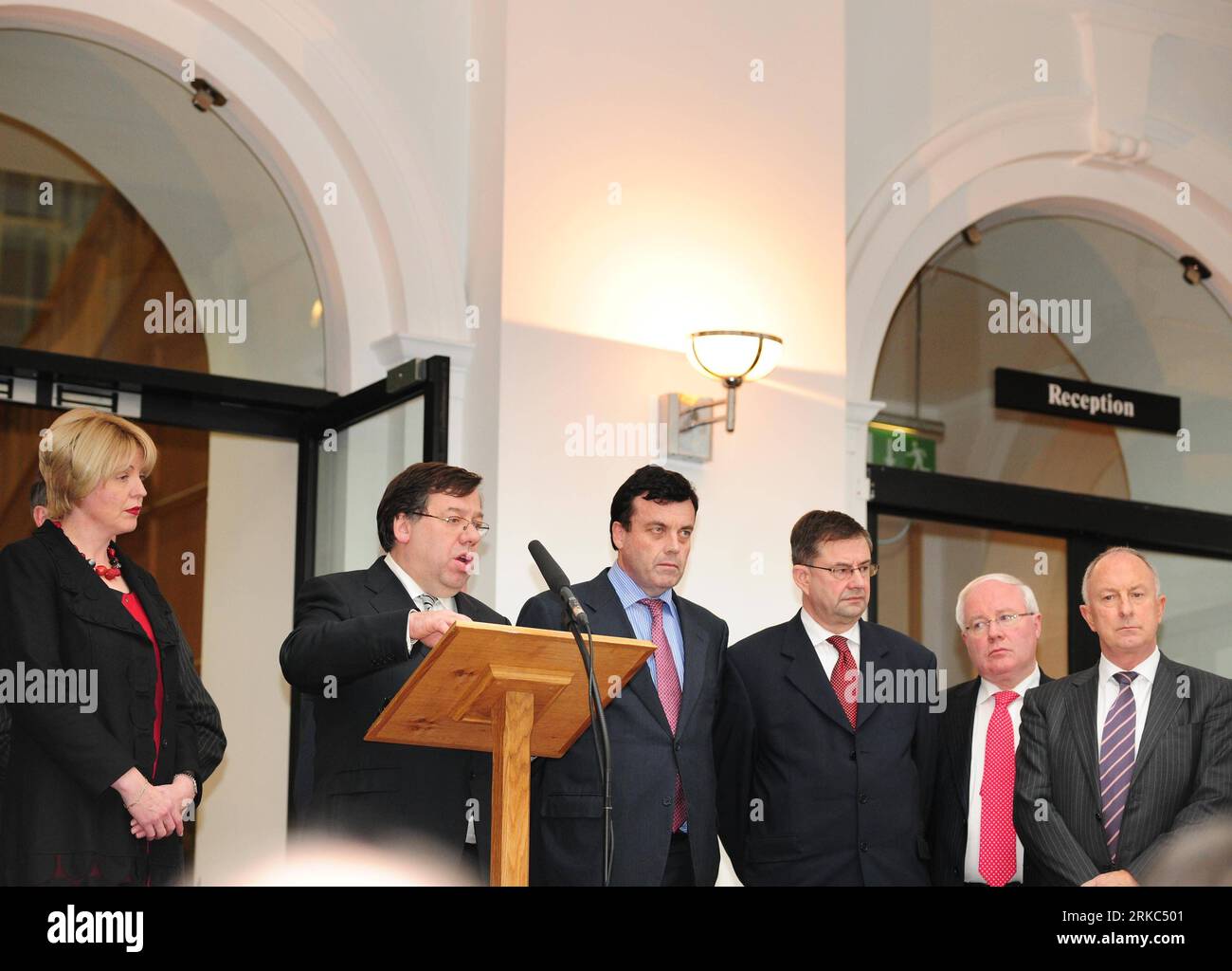 Bildnummer: 54667399 Datum: 22.11.2010 Copyright: imago/Xinhua (101122) -- DUBLINO, 22 novembre 2010 (Xinhua) -- il primo ministro irlandese Brian Cowen (2nd L) e i suoi membri del partito Fianna Fail partecipano a una conferenza stampa presso gli edifici governativi di Dublino, in Irlanda, 22 novembre 2010. Cowen ha dichiarato lunedì che non si dimette perché è determinato a passare un bilancio di emergenza quadriennale. Il Partito Verde irlandese, membro del governo di coalizione, ha fatto appello lunedì presto per sciogliere il parlamento a gennaio per le elezioni anticipate, dopo che il governo ha confermato l'accettazione di un massiccio salvataggio UE-FMI per la c Foto Stock