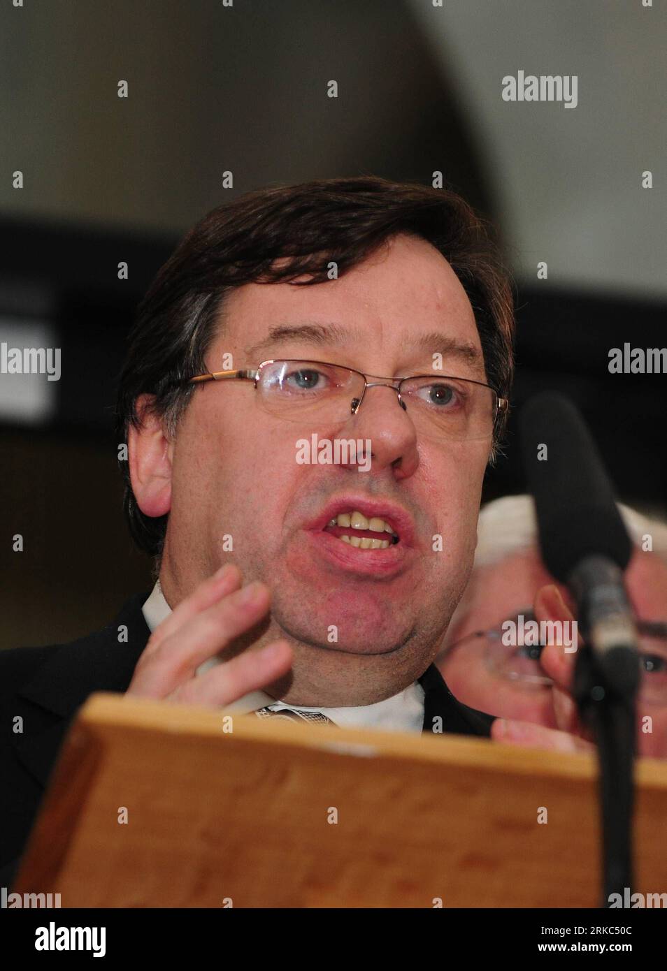 Bildnummer: 54667395 Datum: 22.11.2010 Copyright: imago/Xinhua (101122) -- DUBLINO, 22 novembre 2010 (Xinhua) -- il primo ministro irlandese Brian Cowen si rivolge a una conferenza stampa presso gli edifici governativi di Dublino, in Irlanda, 22 novembre 2010. Cowen ha dichiarato lunedì che non si dimette perché è determinato a passare un bilancio di emergenza quadriennale. Lunedì scorso, il Partito Verde irlandese, membro del governo di coalizione, ha presentato un appello per sciogliere il parlamento in gennaio per le elezioni anticipate, dopo che il governo ha confermato l'accettazione di un massiccio salvataggio UE-FMI per la crisi del debito del paese. (Xinhua/Zeng Yi) Foto Stock