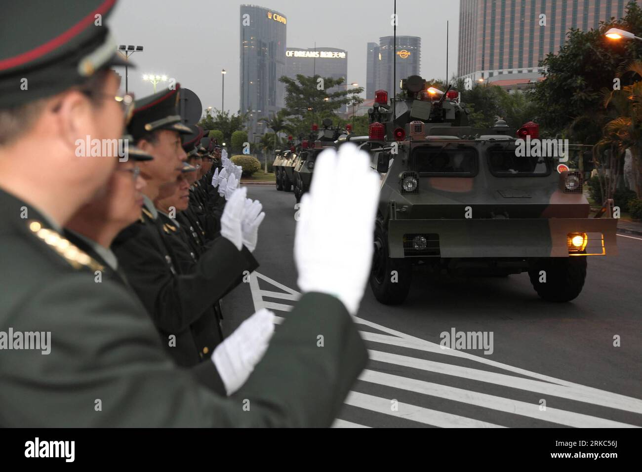 Bildnummer: 54668448 Datum: 23.11.2010 Copyright: imago/Xinhua (101123) -- MACAO, 23 novembre 2010 (Xinhua) -- veicoli militari che trasportano ex lotto della guarnigione di Macao dell'Esercito di Liberazione Cinese (PLA) lasciano un barback nella regione amministrativa speciale di Macao della Cina meridionale, 23 novembre 2010. La guarnigione di Macao del PLA ha fatto la sua 11a rotazione di truppe in questa regione amministrativa speciale martedì. (Xinhua/Cheong Kam Ka) (hdt) CHINA-MACAO-PLA-TROOP ROTATION (CN) PUBLICATIONxNOTxINxCHN Gesellschaft kbdig xkg 2010 quer o0 Militär, Militärfahrzeug, Panzerfahrzeug, Soldat Bildnummer 54668448 D. Foto Stock