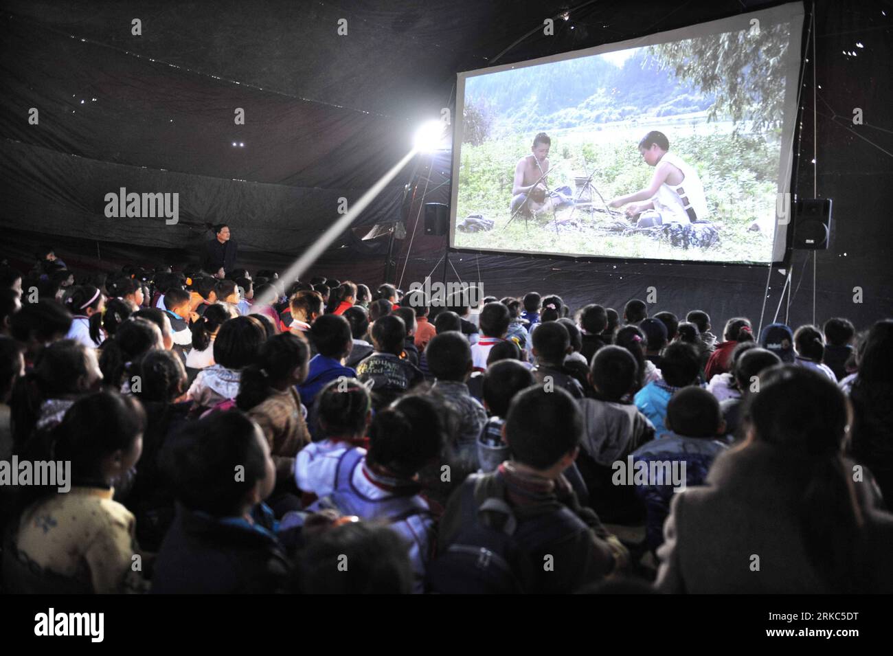 Bildnummer: 54672126 Datum: 23.11.2010 Copyright: imago/Xinhua (101124) -- CHAOHU, 24 novembre 2010 (Xinhua) -- gli alunni della scuola elementare di Dengta guardano un film in una grande tenda usata come cinema nel distretto di Juchao della città di Chaohu, nella provincia di Anhui della Cina orientale, 23 novembre 2010. Un evento di patriottismo della durata di un mese è stato lanciato dall'autorità locale a Juchao, dove gli studenti di 37 scuole primarie potevano guardare film di patriottismo nei cinema mobili. (Xinhua/he Xibin) (hdt) CHINA-ANHUI-MOBILE CINEMA (CN) PUBLICATIONxNOTxINxCHN Gesellschaft kbdig xkg 2010 quer premiumd o0 Zelt Kino totale Schule Bildung Filmvorführung Foto Stock