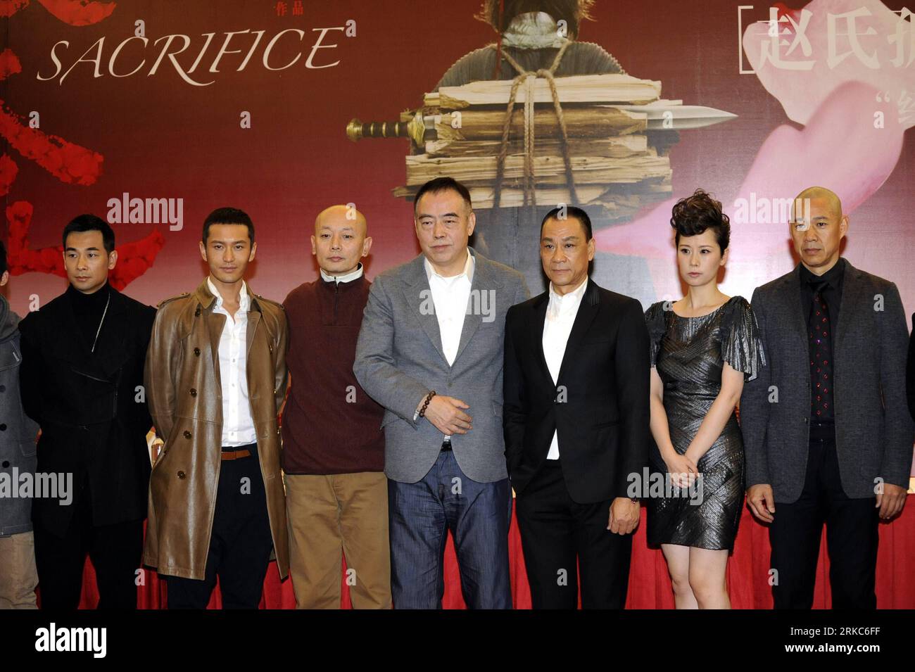 Bildnummer: 54680681 Datum: 26.11.2010 Copyright: imago/Xinhua (101127) -- PECHINO, 27 novembre 2010 (Xinhua) -- Chen Kaige (C), regista di Palm d o vincitore Farewell, My Concubine , partecipa alla prima del suo epico film Sacrifice con il cast a Pechino, capitale della Cina, 26 novembre 2010. L'epica storia è in arrivo il 4 dicembre sullo schermo a livello nazionale. (Xinhua/Ji Qiangguo) (ljh) #CHINA-BEIJING-CHEN KAIGE-EPIC FILM-PREMIERE (CN) PUBLICATIONxNOTxINxCHN Entertainment Kultur People Film Premiere Filmpremiere premiumd kbdig xsp xo0x 2010 quer Bildnummer 54680681 Data 26 11 2010 Copyright Imago XIN Foto Stock