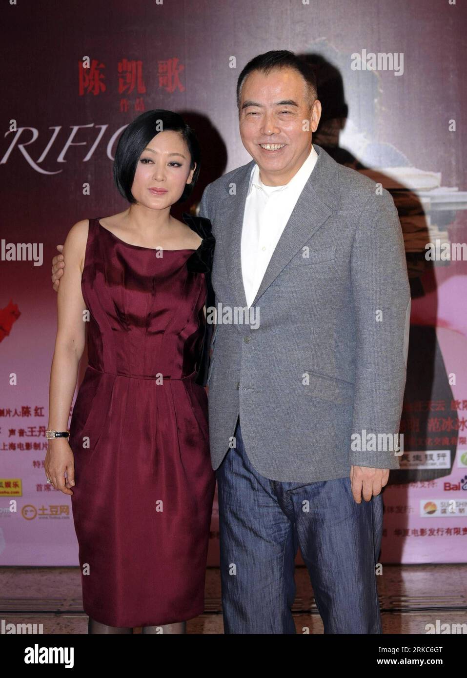 (101127) -- PECHINO, 27 novembre 2010 (Xinhua) -- Chen Kaige (R), regista di Palm d or Winner Farewell, My Concubine , e sua moglie Chen Hong assistono alla premiere del suo epico film Sacrifice a Pechino, capitale della Cina, 26 novembre 2010. L'epica storia è in arrivo il 4 dicembre sullo schermo a livello nazionale. (Xinhua/Ji Qiangguo) (ljh) #CHINA-BEIJING-CHEN KAIGE-EPIC FILM-PREMIERE (CN) PUBLICATIONxNOTxINxCHN 101127 Pechino Nov 27 2010 XINHUA Chen Kaige r Direttore di Palm D o Vincitore Farewell mia concubina e sua moglie Chen Hong partecipano alla premiere del suo sacrificio cinematografico epico a Pechino capitale della Cina novembre 26 Foto Stock