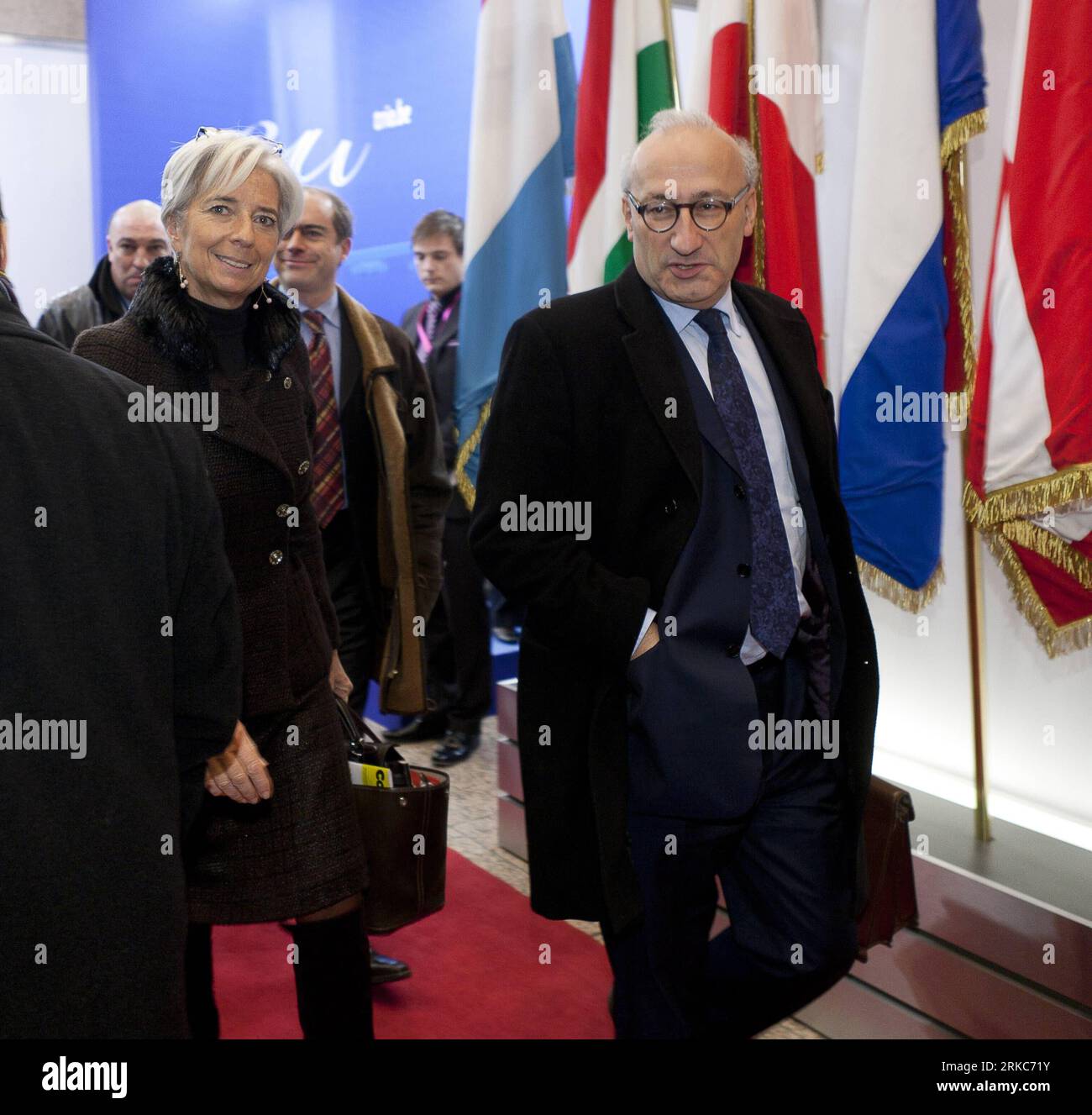 Bildnummer: 54682947 Datum: 28.11.2010 Copyright: imago/Xinhua BRUXELLES, 28 novembre 2010 (Xinhua) - il ministro francese dell'economia, delle finanze e dell'industria Christine Lagarde (L, front) arriva per una riunione dei ministri delle finanze dell'UE nella sede centrale dell'UE a Bruxelles il 28 novembre 2010. I ministri delle finanze dell'Unione europea (UE) hanno iniziato la loro riunione informale qui domenica pomeriggio per approvare un pacchetto di salvataggio per l'Irlanda e rafforzare la fiducia nell'euro nella moneta unica. (Xinhua/Thierry Monasse) BELGIO-BRUXELLES-UE-IRLANDA PACCHETTO DI AIUTI PUBLICATIONxNOTxINxCHN People Politik Kbdig xdp 2010 quadrat o0 Treffen Finanzmin Foto Stock