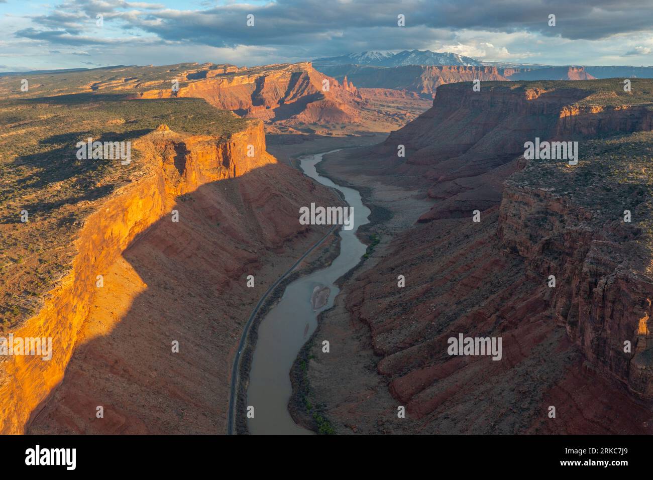 Fiume Colorado, le montagne la Sal e Fisher Towers, Utah, vicino alle terre di Moab BLM Foto Stock