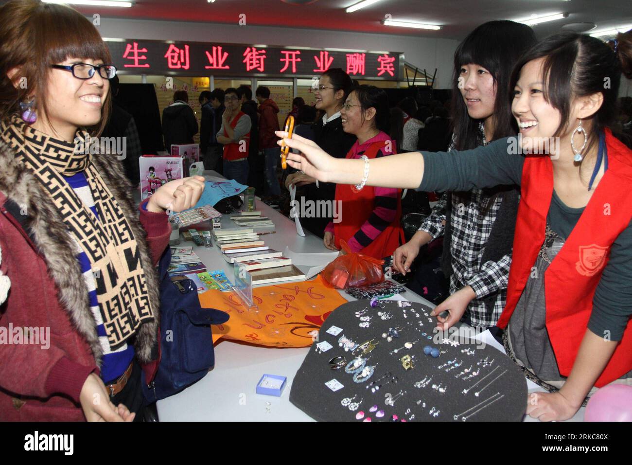 Bildnummer: 54694457 Datum: 01.12.2010 Copyright: imago/Xinhua (101201) -- TIANJIN, 1 dicembre 2010 (Xinhua) -- gli studenti vendono ornamenti fatti a mano al College Student Business Street al Tianjin Youth Professional College di Tianjin, Cina settentrionale, 1 dicembre 2010. Una strada commerciale gestita esclusivamente da studenti universitari ha aperto a Tianjin il mercoledì. Gli studenti allestiscono bancarelle di cibo, libri, prodotti digitali, design artistico e rifiuti riciclabili per strada. La loro attività e il loro status finanziario sono sotto l'istruzione e la supervisione della Student Business Association di Tianjin Youth Pro Foto Stock