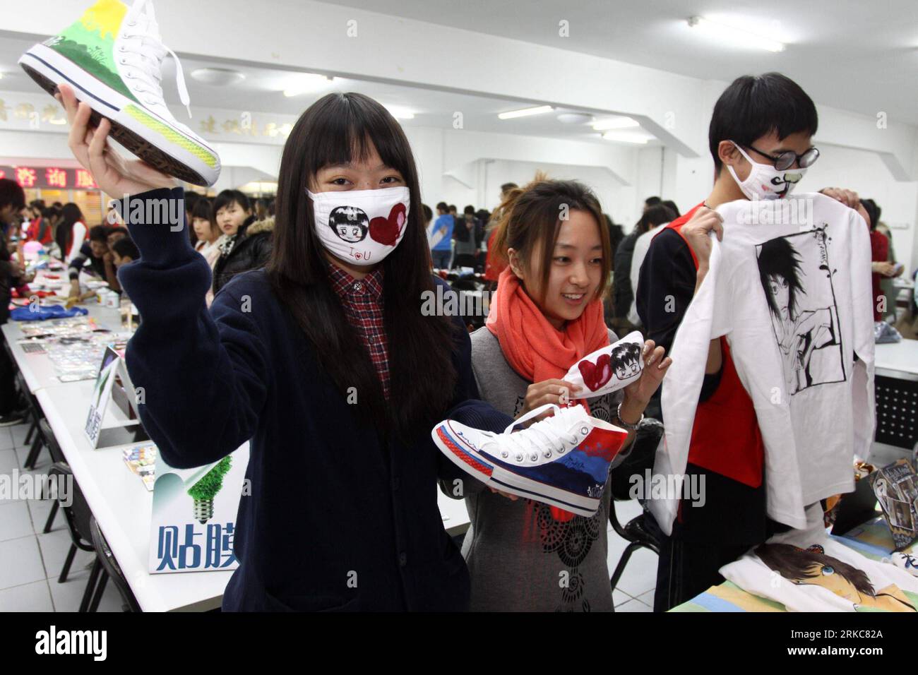 Bildnummer: 54694460 Datum: 01.12.2010 Copyright: imago/Xinhua (101201) -- TIANJIN, 1 dicembre 2010 (Xinhua) -- gli studenti vendono abiti con dipinti fatti a mano al College Student Business Street al Tianjin Youth Professional College di Tianjin, Cina settentrionale, 1 dicembre 2010. Una strada commerciale gestita esclusivamente da studenti universitari ha aperto a Tianjin il mercoledì. Gli studenti allestiscono bancarelle di cibo, libri, prodotti digitali, design artistico e rifiuti riciclabili per strada. La loro attività e il loro status finanziario sono sotto l'istruzione e la supervisione della Student Business Association di Tian Foto Stock
