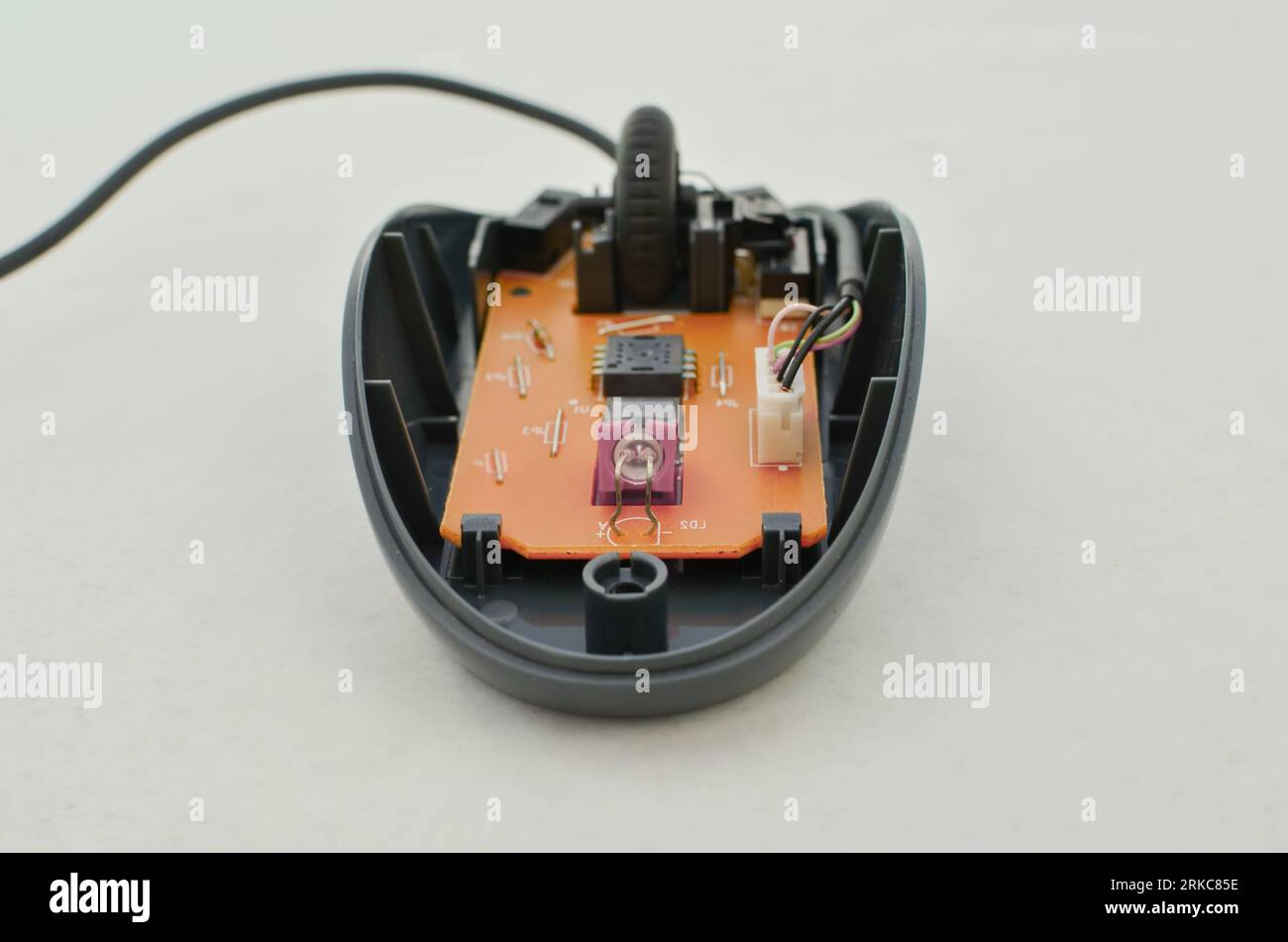 Mouse per computer aperto con circuito elettronico esposto per la manutenzione, simbolo della tecnologia e dell'informatica moderna. Perfetto per concetti tecnologici, cifra Foto Stock