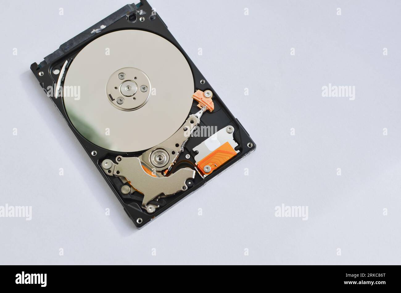 Dettaglio di un disco fisso per notebook evidenziato, a simboleggiare il supporto tecnico e il progresso tecnologico. Concetto tra assistenza tecnica e tecnologia Foto Stock