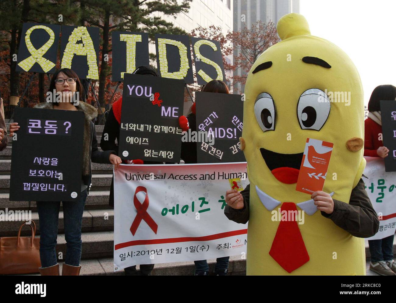 Bildnummer: 54694620 Datum: 01.12.2010 Copyright: imago/Xinhua (101201) - SEOUL, 1 dicembre 2010 (Xinhua) -- partecipa a un evento per promuovere la consapevolezza dell'AIDS alla giornata mondiale dell'AIDS a Seoul, capitale della Corea del Sud, 1 dicembre 2010. La giornata mondiale dell'AIDS mira a sensibilizzare l'opinione pubblica per affrontare i pregiudizi dell'AIDS e contribuire a fermare la diffusione dell'AIDS. (Xinhua/Park Jin Hee) (zyw) COREA DEL SUD-SEOUL-AIDS DAY PUBLICATIONxNOTxINxCHN Gesellschaft Gesundheit AIDS Weltaidstag Aidstag kbdig xcb 2010 quer Bildnummer 54694620 Data 01 12 2010 Copyright Imago XINHUA Seoul DEC 1 2010 XINHUA partecipa all'evento per promuovere gli Awareni Foto Stock