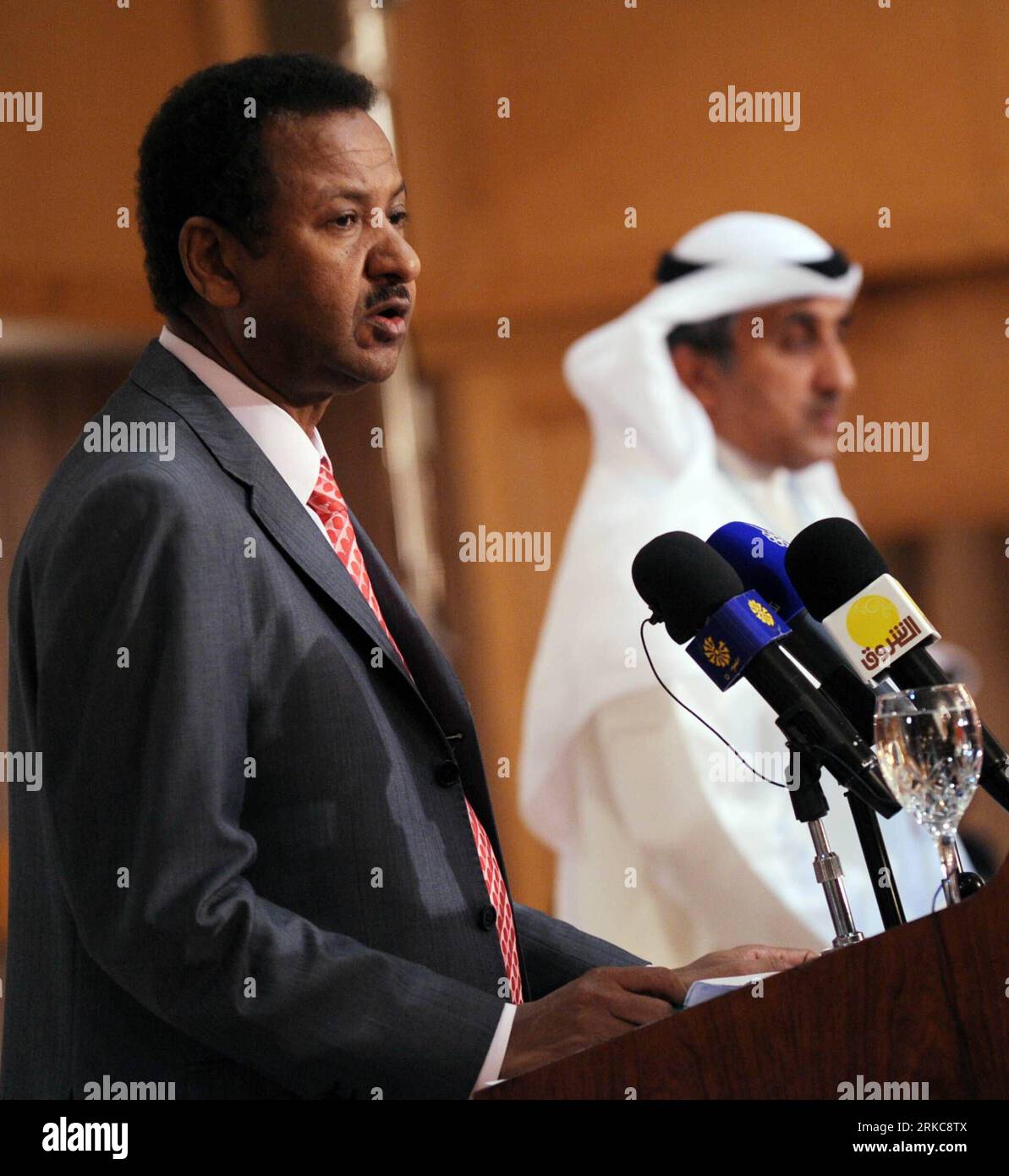 Bildnummer: 54698056 Datum: 02.12.2010 Copyright: imago/Xinhua (101202) -- KUWAIT CITY, 2 dicembre 2010 (Xinhua) -- il consigliere del Presidente sudanese Mustafa Osman Ismail (L) parla ai media di Kuwait City, il 2 dicembre 2010, l'ultimo giorno della conferenza internazionale per donatori e investitori per lo sviluppo del Sudan orientale. Donatori e investitori hanno promesso 3,55 miliardi di dollari per lo sviluppo del Sudan orientale ricco di risorse, ma trascurato. (Xinhua/Noufal Ibrahim)(zl) CONFERENZA KUWAIT-SUDAN-DONORS PUBLICATIONxNOTxINxCHN People Politik Sudan premiumd kbdig xsk 2010 quadrat Bildnummer 5469 Foto Stock