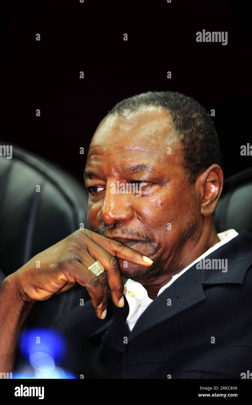 Bildnummer: 54701036 Datum: 27.10.2010 Copyright: imago/Xinhua (101203) -- CONAKRY, 3 dicembre 2010 (Xinhua) -- la foto del file scattata il 27 ottobre 2010 mostra Alpha Conde a Conakry, capitale della Guinea. La Corte Suprema della Guinea di venerdì ha confermato che Alpha Conde, candidato del Rally di Guinean (RPG), è il vincitore del ballottaggio presidenziale. Conde ha vinto il ballottaggio presidenziale raccogliendo il 52,52% dei voti che si sono tenuti il 7 novembre. (Xinhua/Zhao Yingquan)(axy) GUINEA-ALPHA CONDE-SUPREME COURT-CONFIRM PUBLICATIONxNOTxINxCHN People Politik kbdig xcb 2010 hoch premiumd o0 Nachdenkli Foto Stock