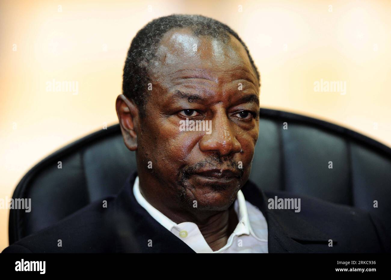 Bildnummer: 54701039 Datum: 27.10.2010 Copyright: imago/Xinhua (101203) -- CONAKRY, 3 dicembre 2010 (Xinhua) -- la foto del file scattata il 27 ottobre 2010 mostra Alpha Conde a Conakry, capitale della Guinea. La Corte Suprema della Guinea di venerdì ha confermato che Alpha Conde, candidato del Rally di Guinean (RPG), è il vincitore del ballottaggio presidenziale. Conde ha vinto il ballottaggio presidenziale raccogliendo il 52,52% dei voti che si sono tenuti il 7 novembre. (Xinhua/Zhao Yingquan)(axy) GUINEA-ALPHA CONDE-SUPREME COURT-CONFIRM PUBLICATIONxNOTxINxCHN People Politik kbdig xcb 2010 quer premiumd Bildnumme Foto Stock