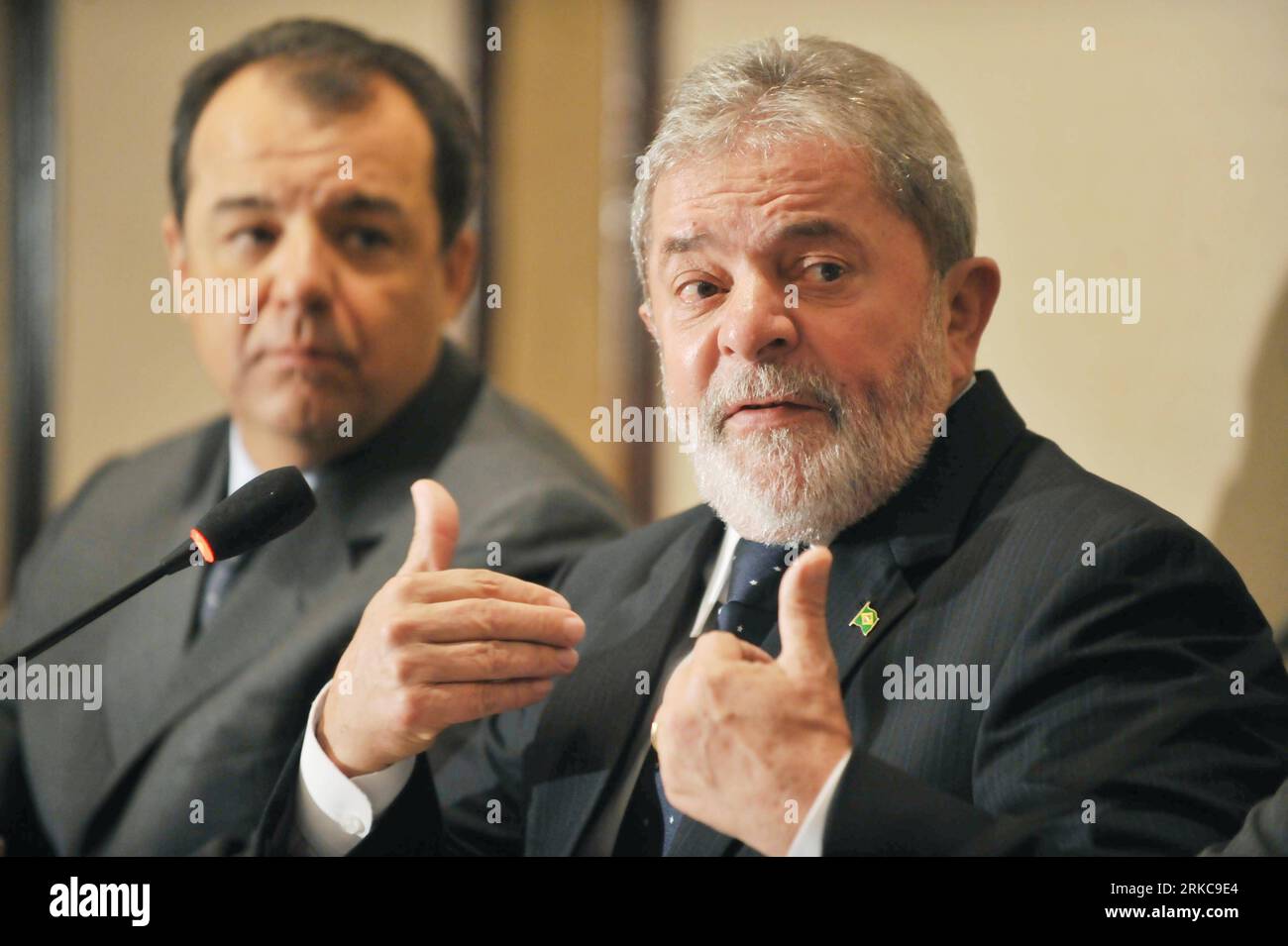 Bildnummer: 54706278 Datum: 03.12.2010 Copyright: imago/Xinhua (101203) -- RIO DE JANEIRO, 3 dicembre 2010 (Xinhua) -- il presidente del Brasile Luiz Inacio Lula da Silva (R) parla come governatore di Rio de Janeiro Sergio Cabral guarda alla conferenza stampa estera tenutasi a Rio de Janeiro, Brasile, 3 dicembre 2010. Lula apprezzò lo sforzo che il governo di Rio de Janeiro fece per affrontare l'ondata criminale di una settimana in cui i membri della banda bruciarono circa 100 veicoli e misero di mira anche la polizia. (Xinhua/Song Weiwei) (zw) BRASILE-RIO DE JANEIRO-LULA-CONFERENZA STAMPA PUBLICATIONxNOTxINxCHN Politik Foto Stock