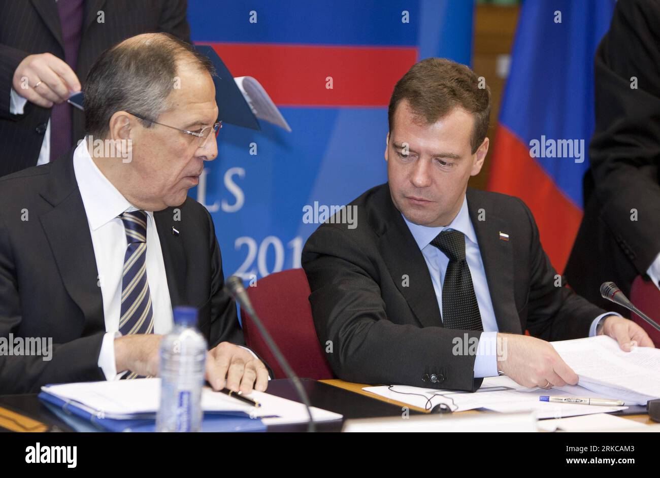 Bildnummer: 54716458 Datum: 07.12.2010 Copyright: imago/Xinhua BRUXELLES, 07 dicembre 2010 (Xinhua) - il presidente russo Dmitry Medvedev (R) sta parlando con il ministro degli affari esteri russo Sergey Viktorovich Lavrov(L) prima del vertice UE-Russia presso la sede centrale dell'UE a Bruxelles, capitale del Belgio il 7 dicembre 2010. L'Unione europea (UE) e la Russia terranno il loro 26° vertice la prossima settimana per discutere questioni di interesse comune, la Commissione europea ha detto qui venerdì. (Xinhua/Thierry Monasse) (wh) VERTICE BELGIO-UE-RUSSIA PUBLICATIONxNOTxINxCHN People EU Russland Gipfel Treffen kbdig xmk 2 Foto Stock