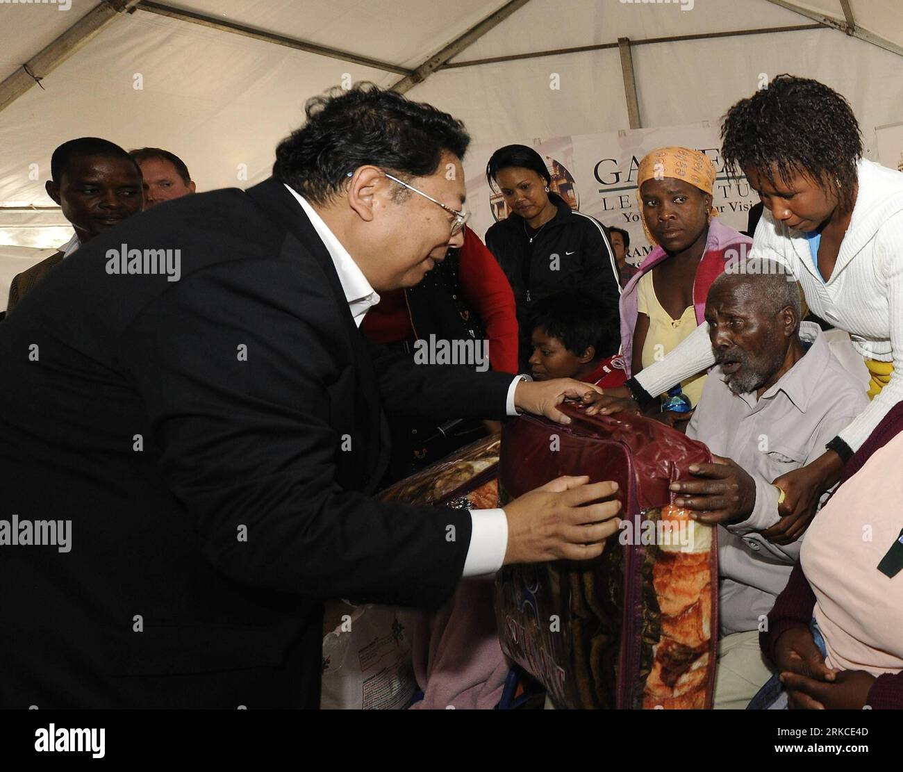 Bildnummer: 54750838 Datum: 14.12.2010 Copyright: imago/Xinhua (101214) -- PRETORIA, 14 dicembre 2010 (Xinhua) -- li Jiangning (L), Consolato generale del Consolato generale della Repubblica Popolare Cinese a Johannesburg, dà i beni di aiuto a un povero anziano in un villaggio in Sudafrica, 14 dicembre 2010. I beni di aiuto del valore di 44.000 dollari sono stati donati a oltre 300 famiglie bisognose dai cinesi d'oltremare a Johannesburg e dal Consolato generale qui martedì. (Xinhua/li Qihua) (wjd) SUDAFRICA-CINA-DONAZIONE PUBLICATIONxNOTxINxCHN Politik people kbdig xng 2010 quer Bildnummer 547 Foto Stock Bildnummer: 54750838 Datum: 14.12.2010 Copyright: imago/Xinhua (101214) -- PRETORIA, 14 dicembre 2010 (Xinhua) -- li Jiangning (L), Consolato generale del Consolato generale della Repubblica Popolare Cinese a Johannesburg, dà i beni di aiuto a un povero anziano in un villaggio in Sudafrica, 14 dicembre 2010. I beni di aiuto del valore di 44.000 dollari sono stati donati a oltre 300 famiglie bisognose dai cinesi d'oltremare a Johannesburg e dal Consolato generale qui martedì. (Xinhua/li Qihua) (wjd) SUDAFRICA-CINA-DONAZIONE PUBLICATIONxNOTxINxCHN Politik people kbdig xng 2010 quer Bildnummer 547 Foto Stock