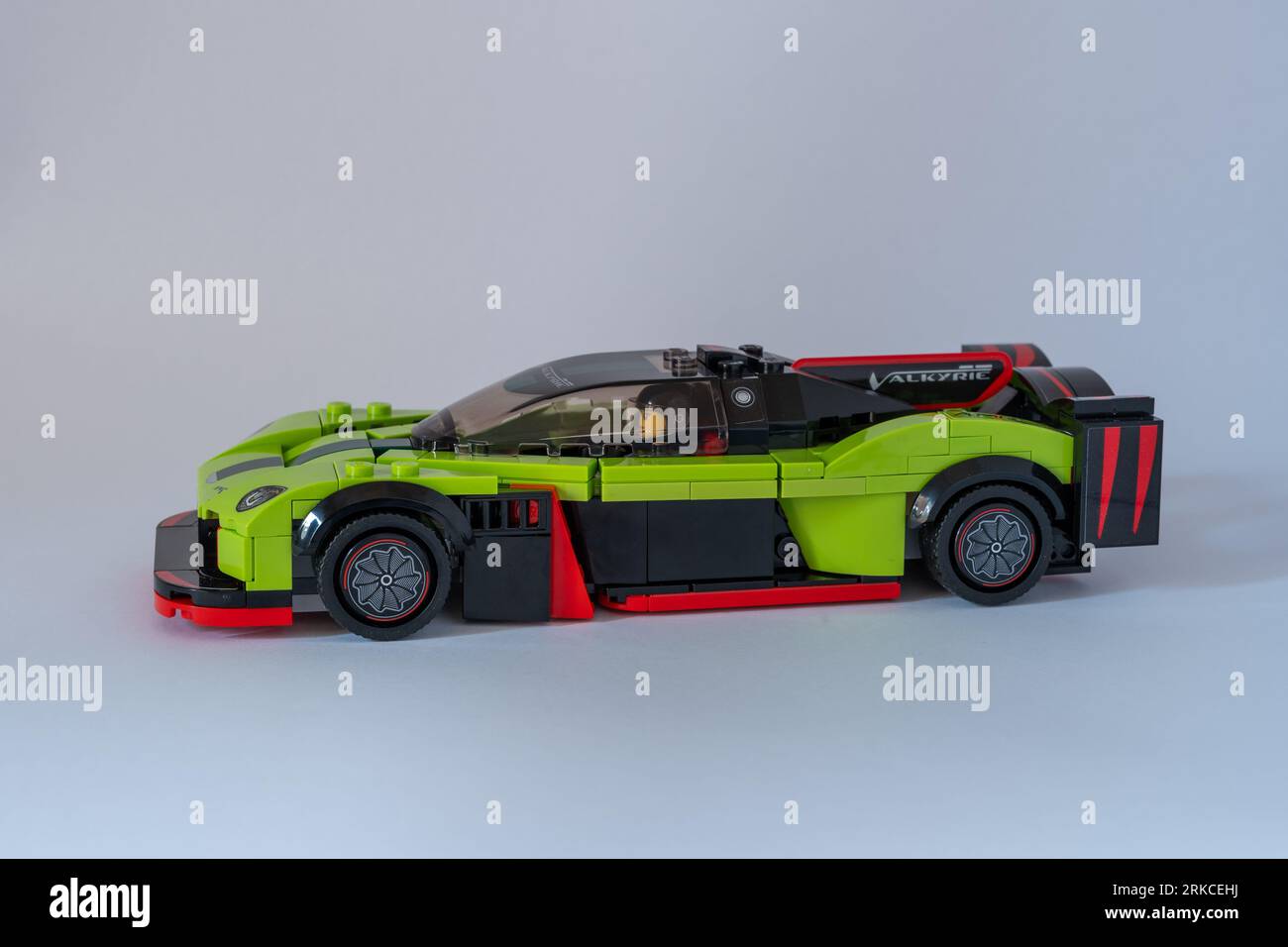 Doha, Qatar - 24 agosto 2023: LEGO Speed Champions Aston Martin Valkyrie AMR Pro car isolata su sfondo bianco. Foto Stock