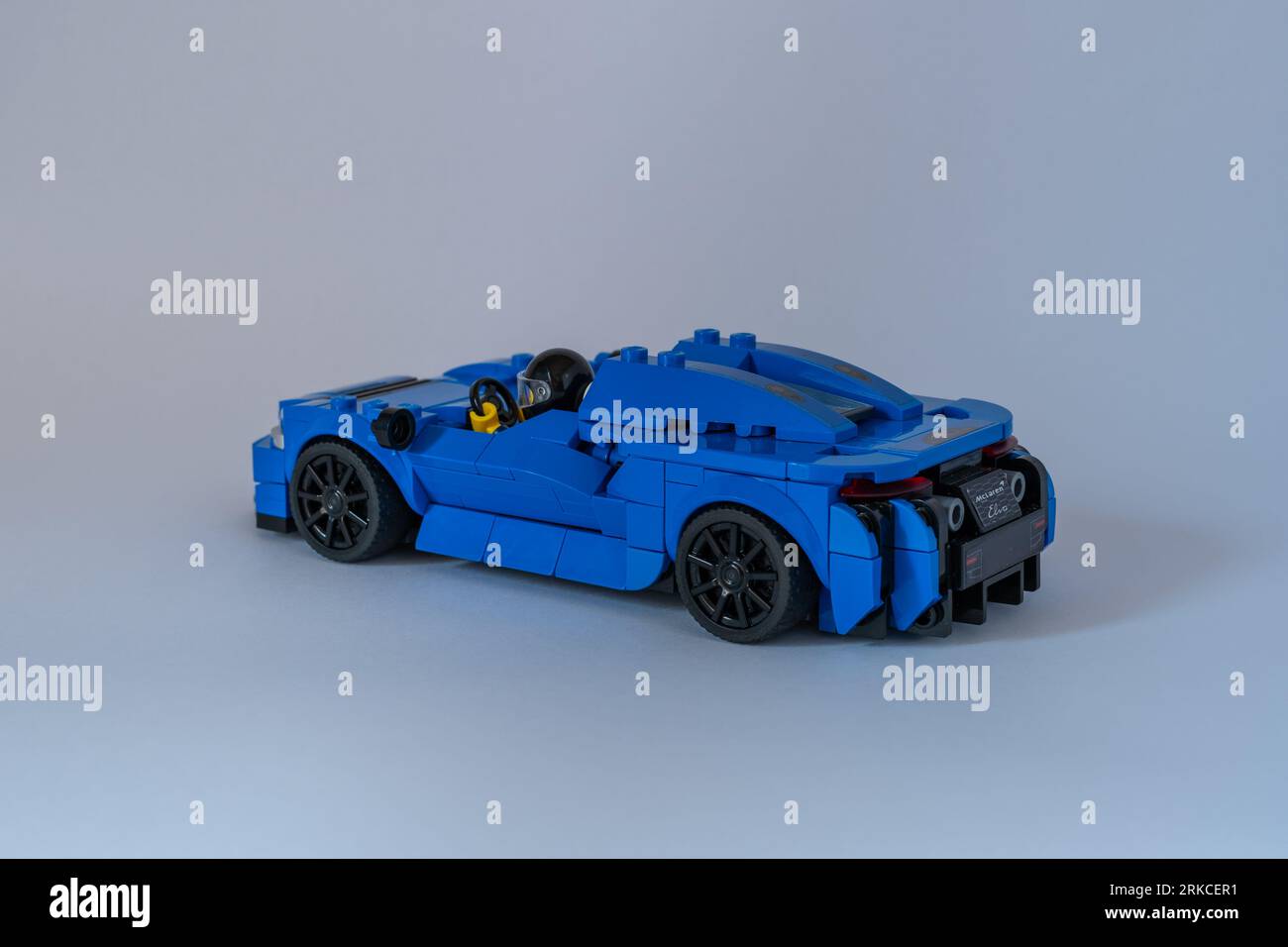 Doha, Qatar - 24 agosto 2023: Auto LEGO Speed Champions McLaren Elva isolata su sfondo bianco. Foto Stock