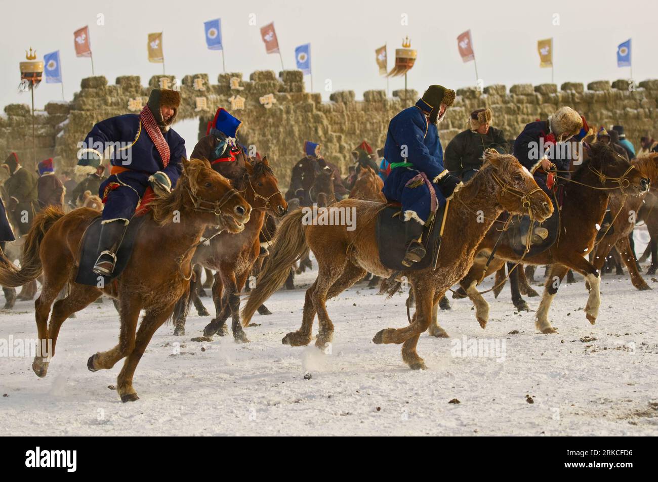 Bildnummer: 54759318 Datum: 17.12.2010 Copyright: imago/Xinhua (101218) -- HULUNBUIR, 18 dicembre 2010 (Xinhua) -- i cavalieri mostrano abilità equestri durante l'apertura della fiera invernale Nadam a Hulunbuir, regione autonoma della Mongolia interna della Cina settentrionale, 17 dicembre 2010. Nadam, che significa intrattenimento e gioco in lingua mongola, è un festival popolare del gruppo etnico mongolo. Durante l'evento, i residenti locali partecipano ad attività come corse di cavalli, tiro con l'arco e lotta mongola. (Xinhua/Wang Zewei) (ljh) #CHINA-INNER MONGOLIA-WINTER NADAM-FESTIVAL(CN) PUBLICATIONxNOTxINxCHN Reisen Asien Foto Stock