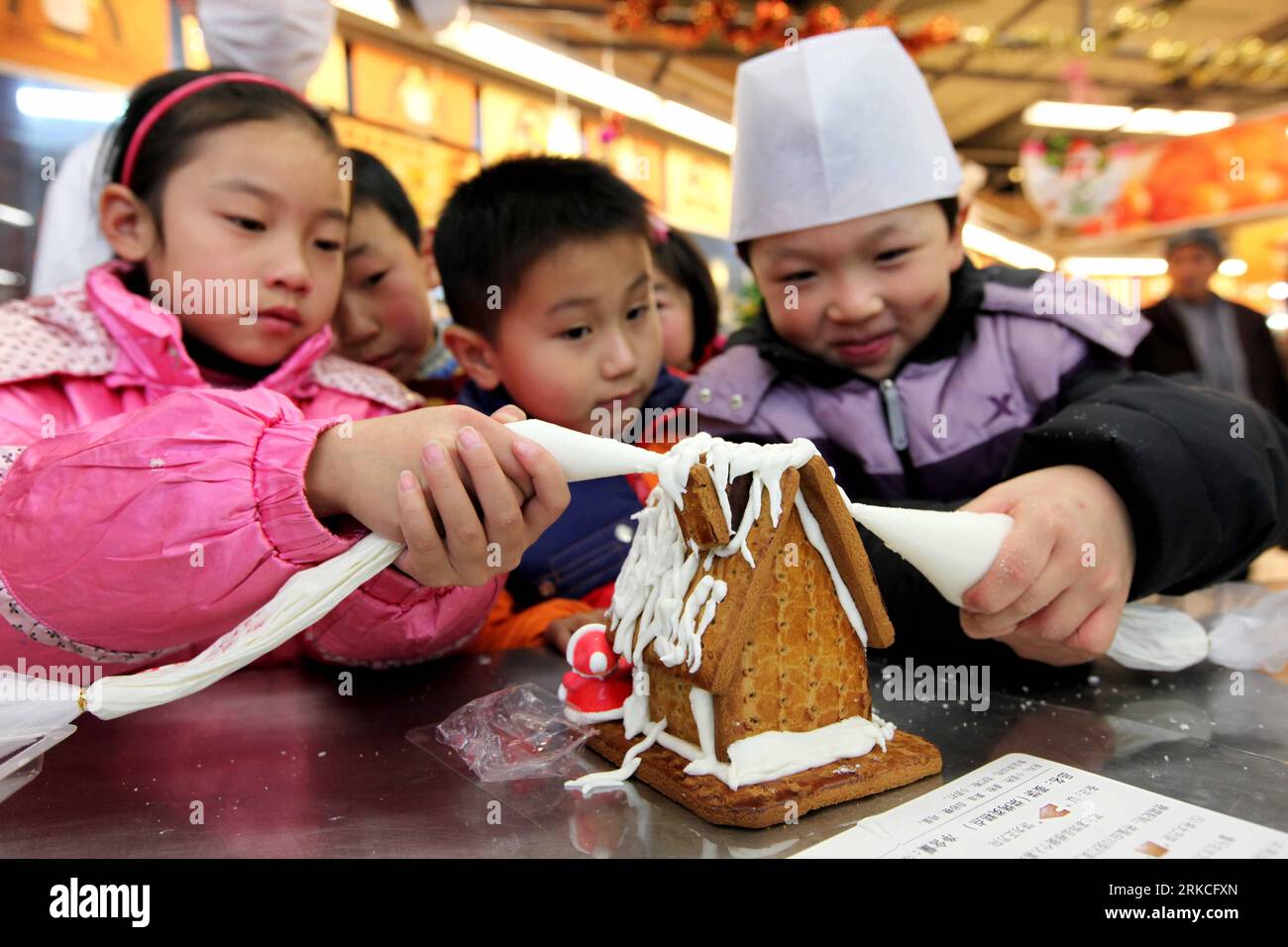 Bildnummer: 54761581 Datum: 18.12.2010 Copyright: imago/Xinhua (101220) - HUAIBEI, 20 dicembre 2010 (Xinhua) -- i bambini fanno una torta di Natale con crema in un centro commerciale a Huaibei, nella provincia di Anhui della Cina orientale, 18 dicembre 2010. I bambini cinesi sono stati invitati a un concorso per la preparazione di torte tenutosi nel centro commerciale il 18 dicembre 2010, per costruire cottage natalizi con biscotti e crema mentre il Natale si avvicina. (Xinhua/li Xin) (ljh) CHINA-HUAIBEI-CHRISTMAS CAKE (CN) PUBLICATIONxNOTxINxCHN Gesellschaft Weihnachten kbdig xng 2010 quer o0 Lebkuchen, Lebkuchenhaus, Kind, Backen, Bildnummer 54761581 Data Foto Stock