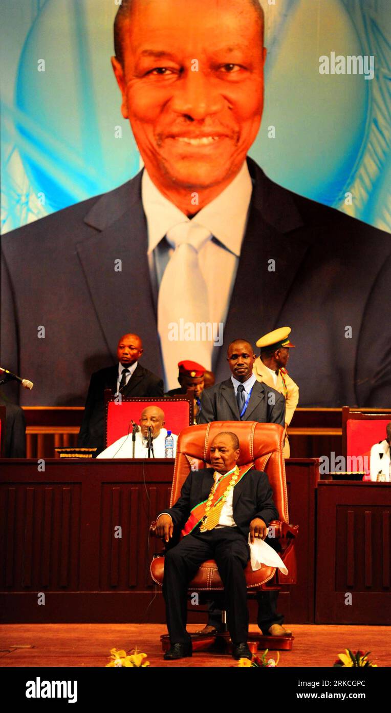 Bildnummer: 54765066 Datum: 21.12.2010 Copyright: imago/Xinhua (101221) -- CONAKRY, 21 dicembre 2010 (Xinhua) -- Alpha Conde viene inaugurato come nuovo presidente della Guinea a Conakry, capitale della Guinea, 21 dicembre 2010. L'inaugurazione presidenziale si è svolta dopo che Conde ha vinto il secondo turno delle elezioni il 7 novembre, con il 52,52% dei voti. (Xinhua/Zhao Yingquan) (wjd) GUINEA-CONAKRY-PRESIDENT-ALPHA CONDE-INAUGURATION PUBLICATIONxNOTxINxCHN People Politik kbdig xmk 2010 hoch premiumd o0 Amtseinführung, highlight Bildnummer 54765066 Date 21 12 2010 Copyright Imago XINHUA Conakry DEC 21 2010 XINHUA Foto Stock