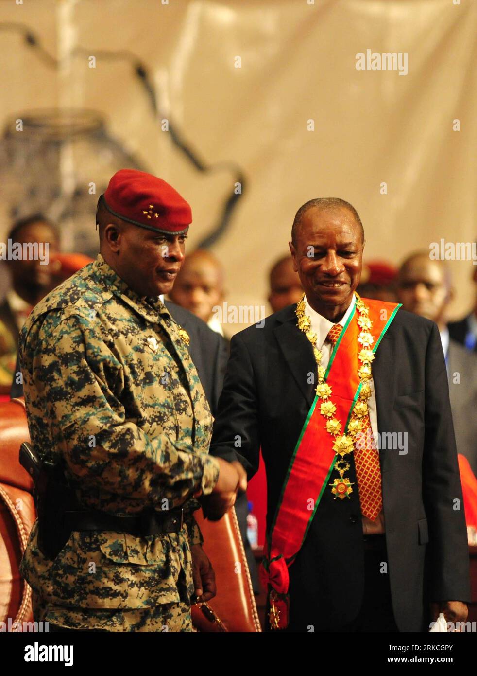 Bildnummer: 54765069 Datum: 21.12.2010 Copyright: imago/Xinhua (101221) -- CONAKRY, 21 dicembre 2010 (Xinhua) -- il nuovo presidente della Guinea Alpha Conde (R) stringe la mano al presidente ad interim Sekouba Konate durante l'inaugurazione presidenziale a Conakry, capitale della Guinea, 21 dicembre 2010. L'inaugurazione presidenziale si è svolta dopo che Conde ha vinto il secondo turno delle elezioni il 7 novembre, con il 52,52% dei voti. (Xinhua/Zhao Yingquan) (wjd) GUINEA-CONAKRY-PRESIDENT-ALPHA CONDE-INAUGURATION PUBLICATIONxNOTxINxCHN People Politik kbdig xmk 2010 hoch premiumd o0 Amtseinführung, evidenziare Bildnummer 5 Foto Stock