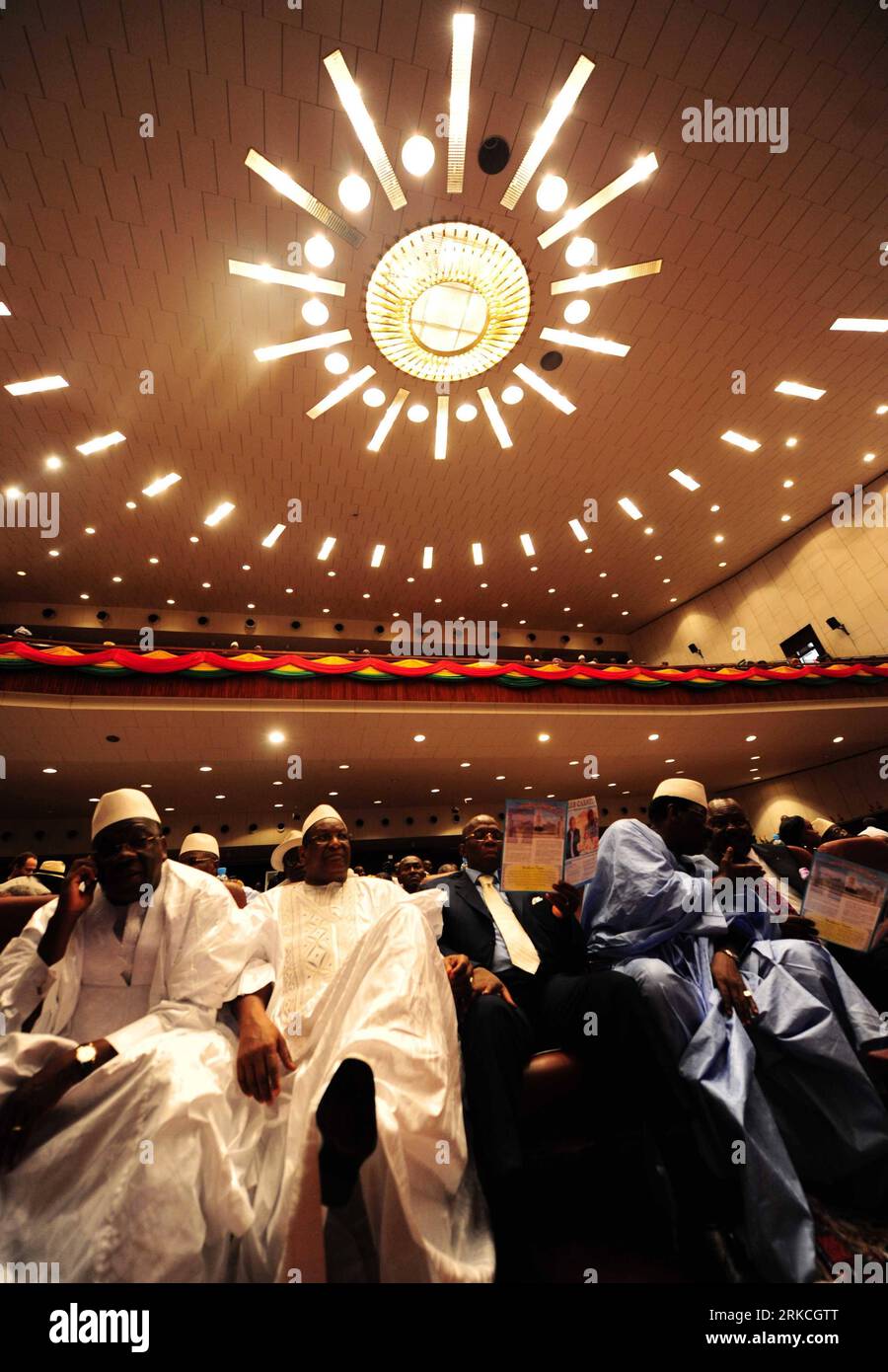 Bildnummer: 54765064 Datum: 21.12.2010 Copyright: imago/Xinhua (101221) -- CONAKRY, 21 dicembre 2010 (Xinhua) -- gli ospiti guardano come Alpha Conde viene inaugurato come nuovo presidente della Guinea a Conakry, capitale della Guinea, 21 dicembre 2010. L'inaugurazione presidenziale si è svolta dopo che Conde ha vinto il secondo turno delle elezioni il 7 novembre, con il 52,52% dei voti. (Xinhua/Zhao Yingquan) (wjd) GUINEA-CONAKRY-PRESIDENT-ALPHA CONDE-INAUGURATION PUBLICATIONxNOTxINxCHN People Politik kbdig xmk 2010 hoch premiumd o0 Amtseinführung, highlight Bildnummer 54765064 Date 21 12 2010 Copyright Imago XINHUA Conakry DEC Foto Stock