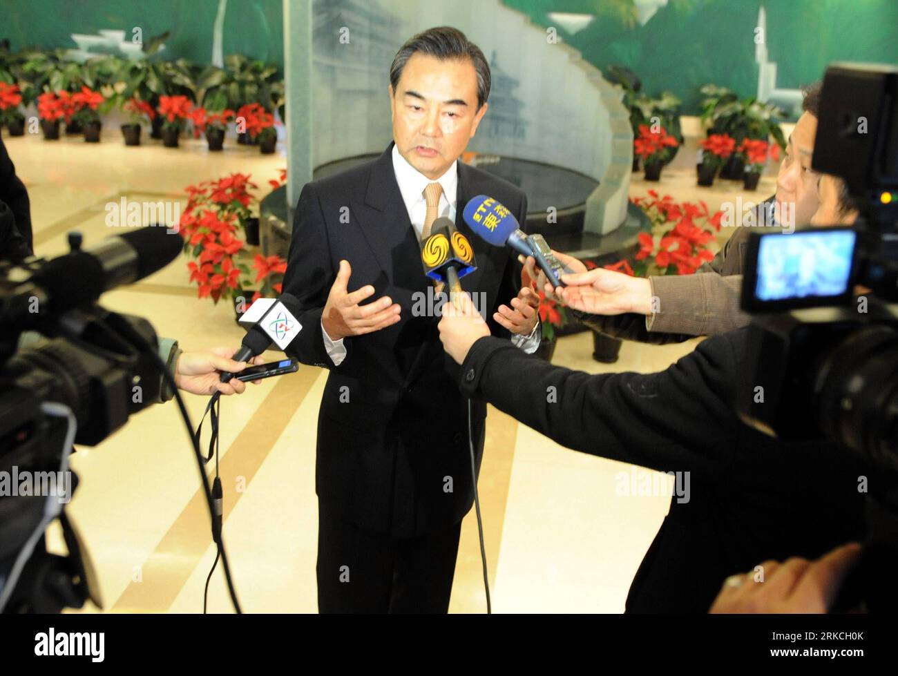 Bildnummer: 54766279 Datum: 22.12.2010 Copyright: imago/Xinhua (101222) -- PECHINO, 22 dicembre 2010 (Xinhua) -- Wang Yi (C), direttore dell'Ufficio di lavoro di Taiwan del Comitato centrale del Partito Comunista Cinese e anche direttore dell'Ufficio affari di Taiwan del Consiglio di Stato, viene intervistato a Pechino, capitale della Cina, 22 dicembre 2010. Wang apprezzò i progressi compiuti dai negoziatori continentali durante la visita. (Xinhua/li Xiaoguo) (LB) CHINA-BEIJING-WANG YI-CONCLUSION (CN) PUBLICATIONxNOTxINxCHN People Politik premiumd kbdig xsp 2010 quer Bildnummer 54766279 Data 22 12 2010 Copyright Imago XI Foto Stock