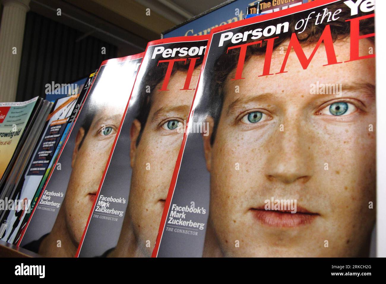 Bildnummer: 54766586 Datum: 21.12.2010 Copyright: imago/Xinhua (101222) -- NEW YORK, 22 dicembre 2010 (Xinhua) -- copie della rivista TIME con Mark Zuckerberg in copertina sono messe sullo scaffale in una libreria a New York, negli Stati Uniti, 21 dicembre 2010. Nel numero più atteso dell'anno, in vendita il 17 dicembre e ora disponibile su TIME.com, TIME nomina il fondatore e CEO di Facebook Mark Zuckerberg il 2010 TIME Person of the Year. (Xinhua/Wu Kaixiang) (wjd) US-TIME-FACEBOOK-PERSON OF THE YEAR PUBLICATIONxNOTxINxCHN People Wirtschaft kbdig xsp 2010 quer o0 Presse, Medien, Printmedien, Magazin, Foto Stock