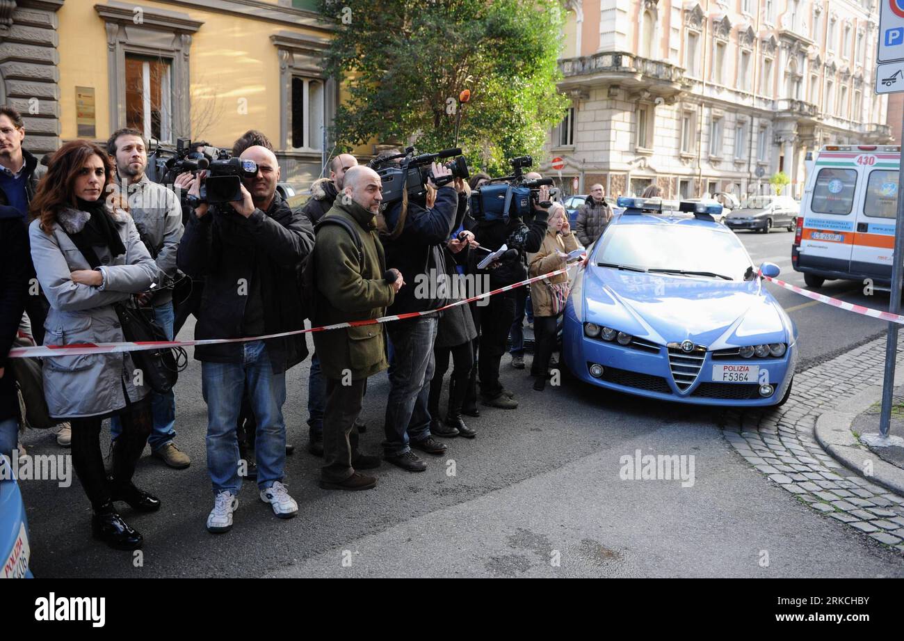 Bildnummer: 54768551 Datum: 23.12.2010 Copyright: imago/Xinhua (101223) -- ROMA, 23 dicembre 2010 (Xinhua) -- i giornalisti dei media si riuniscono fuori dall'ambasciata cilena a Roma, 23 dicembre 2010. Due esplosioni di bombe hanno colpito rispettivamente le ambasciate svizzere e cilene a Roma giovedì, ferendo una persona nelle missioni diplomatiche, ha riferito l'agenzia di stampa ansa. (Xinhua/Wang Qingqin) ITALIA-ROMA-AMBASCIATA CILENA-BOMBA ESPLOSIONE PUBLICATIONxNOTxINxCHN Politik Bombenanschlag Anschlag Botschaft Paketbombe Premiumd kbdig xub 2010 quer bomba Bildnummer 54768551 Data 23 12 2010 Copyright Imago XINHUA Roma D. Foto Stock