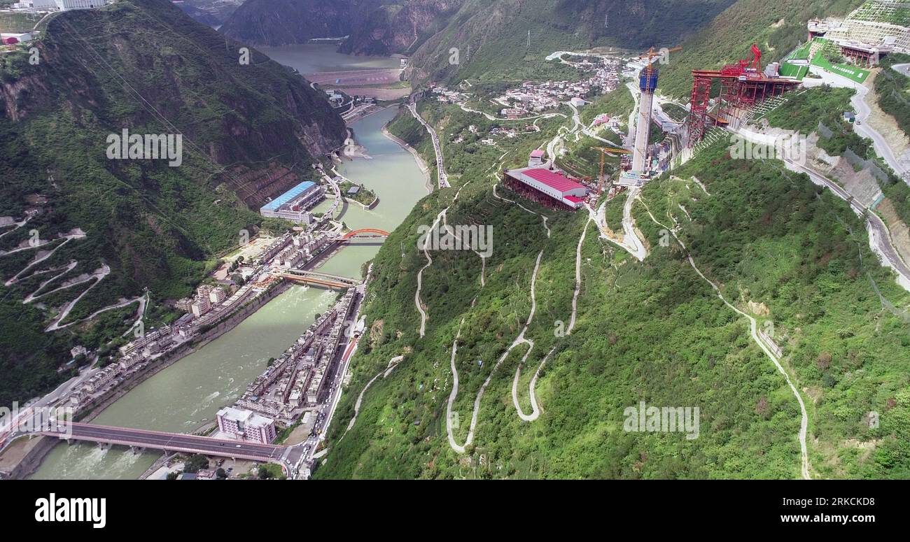 ABA, CINA - 9 AGOSTO 2023 - il fiume Dadu attraversa la contea di Luding ad Aba, provincia del Sichuan, 9 agosto 2023. La superficie disponibile è limitata Foto Stock