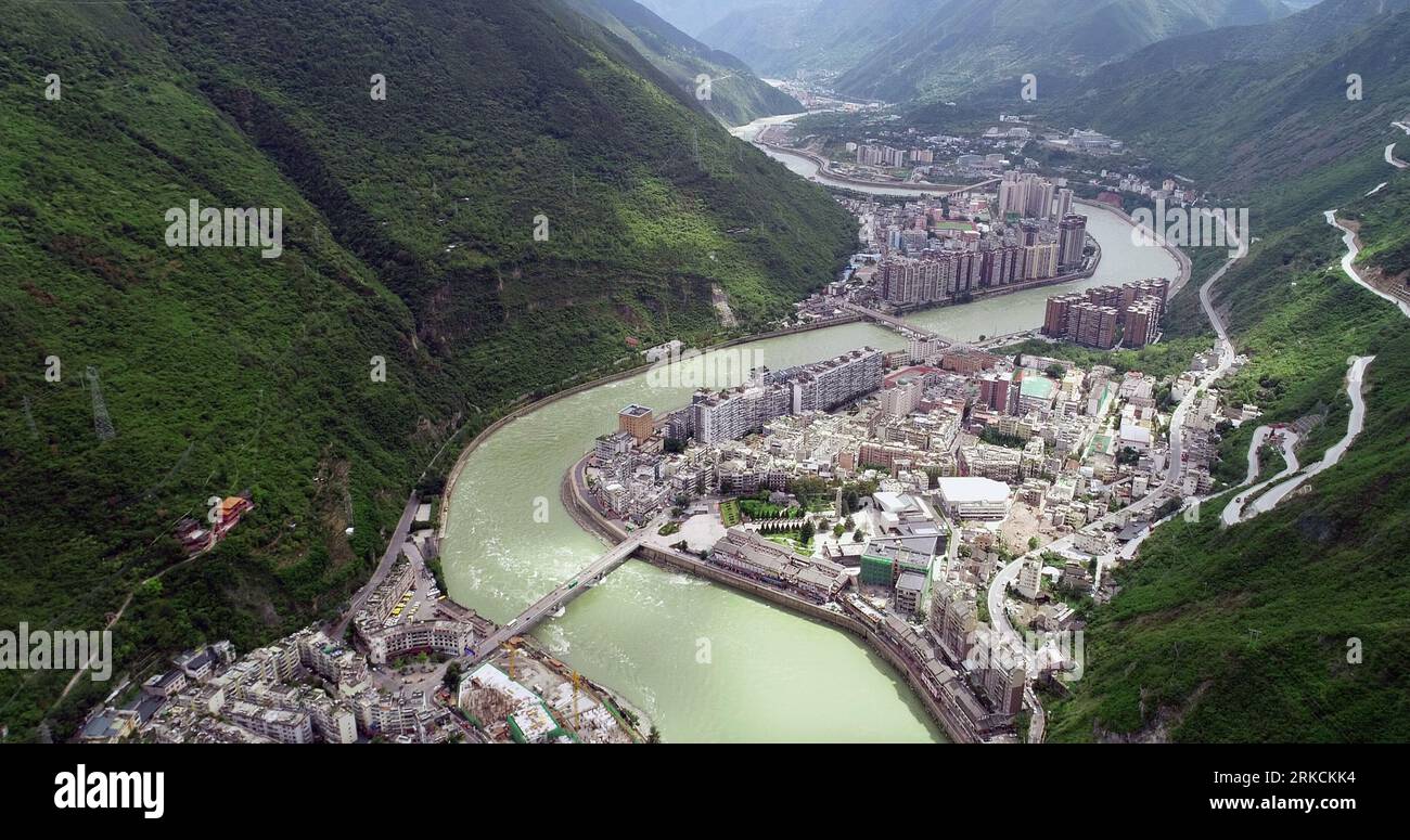 ABA, CINA - 9 AGOSTO 2023 - il fiume Dadu attraversa la contea di Luding ad Aba, provincia del Sichuan, 9 agosto 2023. La superficie disponibile è limitata Foto Stock