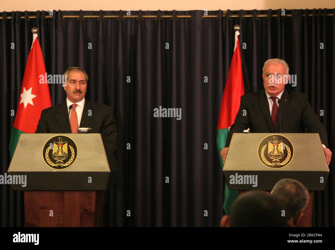 Bildnummer: 54790411 Datum: 06.01.2011 Copyright: imago/Xinhua (110107)-- BETLEMME, 7 gennaio 2011 (Xinhua) -- il ministro degli Esteri palestinese Riyad al-Malki (R) tiene una conferenza stampa congiunta con il suo omologo giordano Nasser Judeh nella città di Betlemme in Cisgiordania il 6 gennaio 2011. (Xinhua/Mamoun Wazwaz)(fb) MIDEAST-PALESTINE-JORDAN-DIPLOMACY PUBLICATIONxNOTxINxCHN People Politik kbdig xcb 2011 quer premiumd Bildnummer 54790411 Data 06 01 2011 Copyright Imago XINHUA 110107 Betlemme 7 gennaio 2011 XINHUA Ministri degli Esteri PALESTINESI Riyad al Malki r tiene una conferenza stampa congiunta con HIS Foto Stock