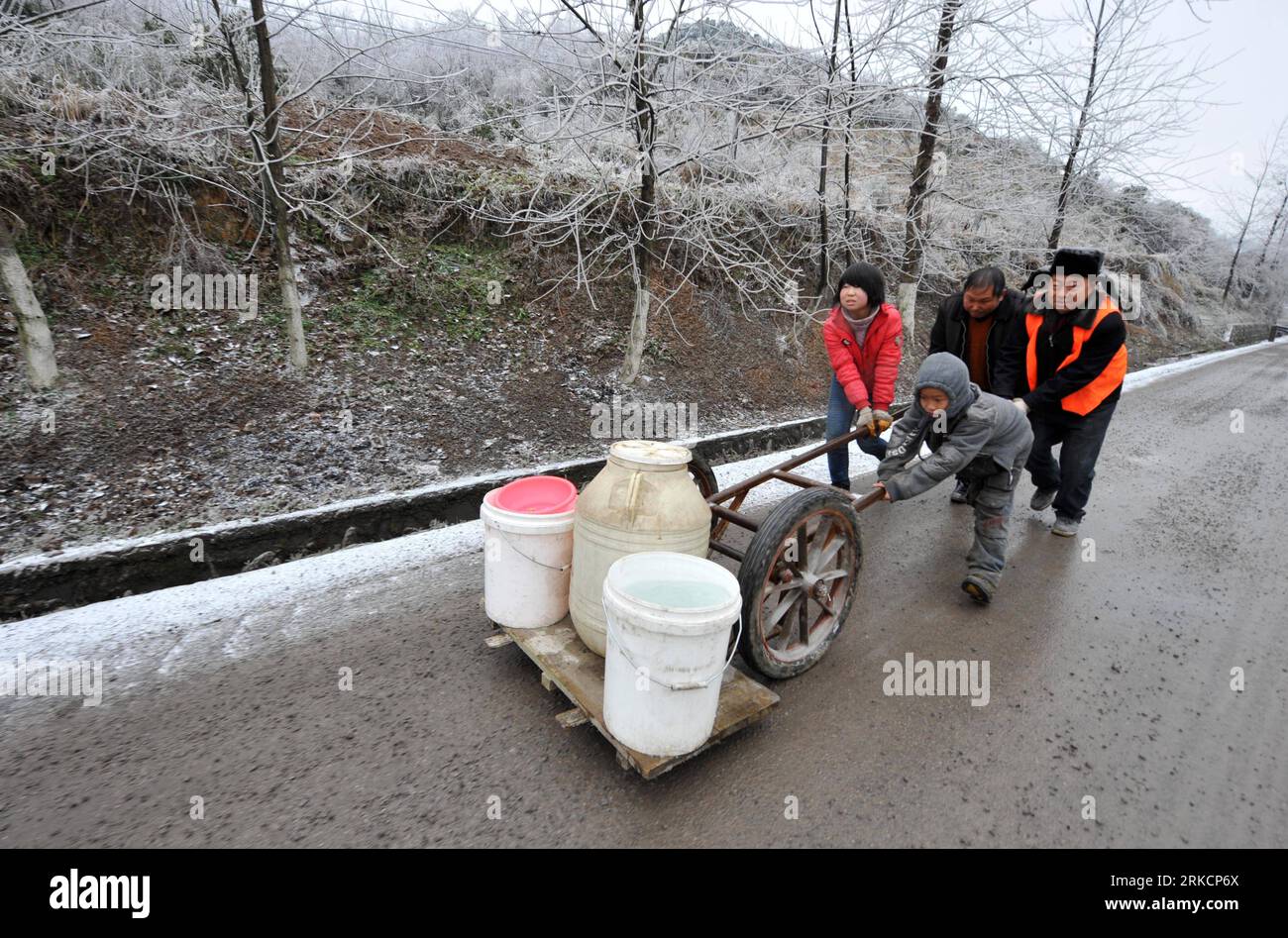 Bildnummer: 54791477 Datum: 06.01.2011 Copyright: imago/Xinhua (110107) -- GUIYANG, 7 gennaio 2011 (Xinhua) -- portare acqua dopo che i gasdotti di approvvigionamento idrico sono stati congelati nella contea di Xiuwen della città di Guiyang, nella provincia di Guizhou della Cina sud-occidentale, 6 gennaio 2011. Il National Meteorological Center (NMC) della Cina sta continuando il suo secondo livello di allarme più alto per parti della Cina meridionale che combattono temperature gelide e piogge ghiacciate, mentre si prevede un maggior maltempo. Il giovedì NMC prevede una pioggia gelida, che si trasforma rapidamente in ghiaccio sul terreno, per la provincia centrale e settentrionale di Guizhou, la provincia occidentale di Hunan e t Foto Stock