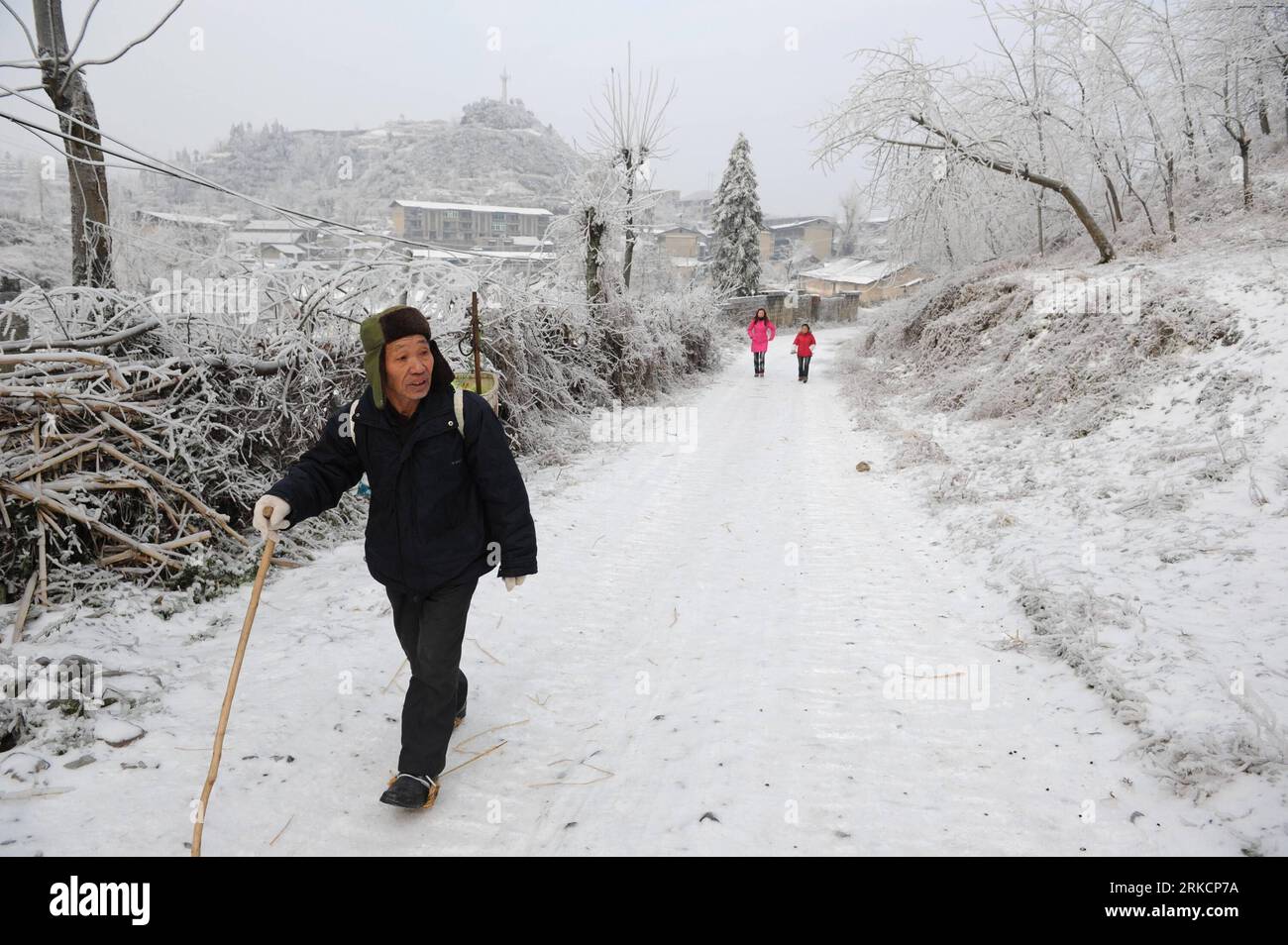 Bildnummer: 54790628 Datum: 06.01.2011 Copyright: imago/Xinhua (110106) -- WANSHAN, 6 gennaio 2011 (Xinhua) -- Walk on an Ice-coated Road in Wanshan, South West China S Guizhou Province, il 6 gennaio 2011. A partire da mercoledì, è stato stimato che la continua pioggia gelida ha colpito la vita di più di 2 persone. 29 milioni di persone, hanno lasciato una persona morta e costretto l'evacuazione di circa 25, 100 a Guizhou secondo l'ufficio provinciale di risposta alle emergenze di Guizhou. La perdita economica diretta ha raggiunto circa 323 milioni di yuan RMB (circa 48,74 milioni di dollari USA). (Xinhua/Liu Xu) (zjl) CHINA-G. Foto Stock