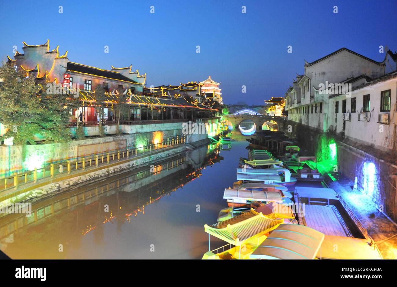 Bildnummer: 54791548 Datum: 06.01.2011 Copyright: imago/Xinhua (110107) -- FEIXI, 7 gennaio 2011 (Xinhua) -- foto scattata il 6 gennaio 2011 mostra la scena notturna della città di Sanhe della contea di Feixi, nella provincia di Anhui della Cina orientale. Sanhe Township, che vanta una storia di quasi duemila anni, è stata abbellita dalle luci appena attrezzate. Queste luci, che furono investite dal governo locale, portarono una caratteristica moderna nell'antica città prima del prossimo Capodanno lunare cinese. (Xinhua/Wang lei) (zjl) CHINA-ANHUI-SANHE-ANCIENT TOWN-NIGHT SCENE (CN) PUBLICATIONxNOTxINxCHN Reisen kbdig xkg 2011 Foto Stock