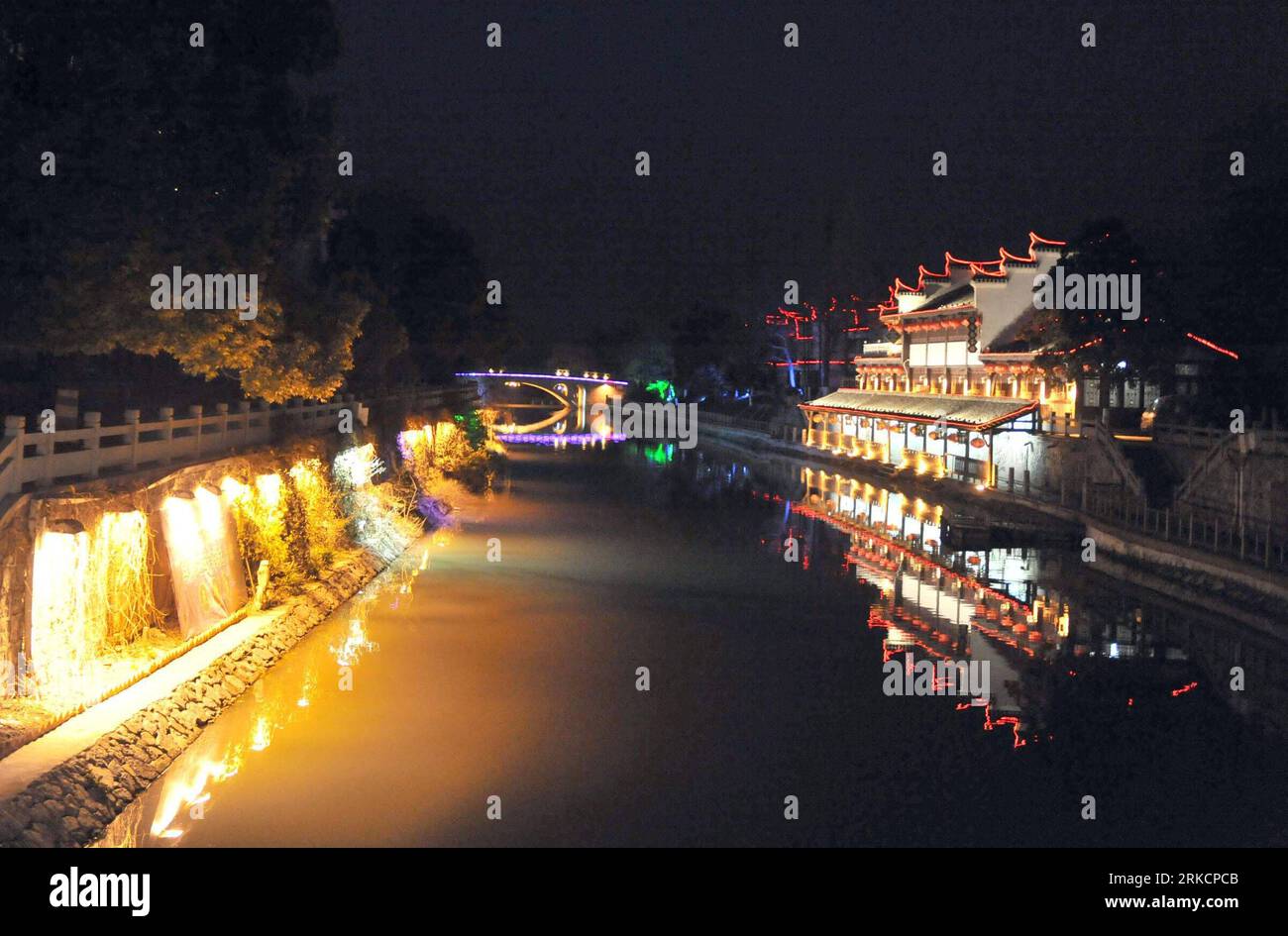 Bildnummer: 54791547 Datum: 06.01.2011 Copyright: imago/Xinhua (110107) -- FEIXI, 7 gennaio 2011 (Xinhua) -- foto scattata il 6 gennaio 2011 mostra la scena notturna della città di Sanhe della contea di Feixi, nella provincia di Anhui della Cina orientale. Sanhe Township, che vanta una storia di quasi duemila anni, è stata abbellita dalle luci appena attrezzate. Queste luci, che furono investite dal governo locale, portarono una caratteristica moderna nell'antica città prima del prossimo Capodanno lunare cinese. (Xinhua/Wang lei) (zjl) CHINA-ANHUI-SANHE-ANCIENT TOWN-NIGHT SCENE (CN) PUBLICATIONxNOTxINxCHN Reisen kbdig xkg 2011 Foto Stock