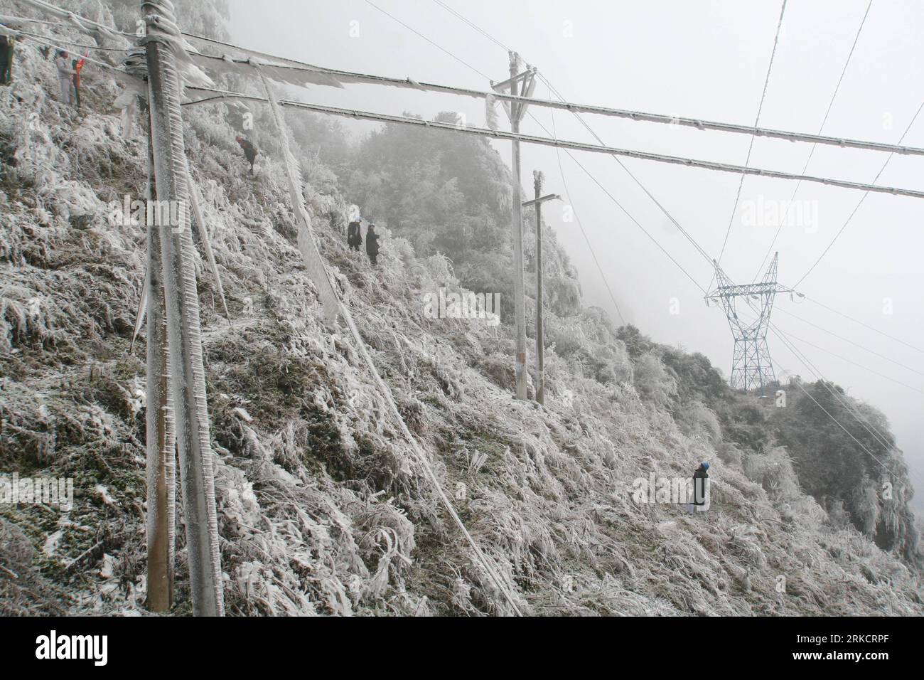 Bildnummer: 54797766 Datum: 10.01.2011 Copyright: imago/Xinhua (110110) -- LIUPANSHUI, 10 gennaio 2011 (Xinhua) -- i lavoratori puliscono il ghiaccio sui cavi di alimentazione a Liupanshui, nella provincia di Guizhou della Cina sud-occidentale, 10 gennaio 2011. Molti luoghi a Guizhou hanno visto il freddo negli ultimi giorni. La neve e il ghiaccio hanno disturbato il traffico e l'alimentazione. Un fronte freddo porterebbe più pioggia ghiacciata e neve nella Cina meridionale dal 9 al 13 gennaio, congelando parti del sud della Cina già colpite da temperature inferiori allo zero dal giorno di Capodanno, hanno detto le autorità meteorologiche. (Xinhua/Huang Shujin) (xzj) CHINA-GUIZHOU-ICE A Foto Stock