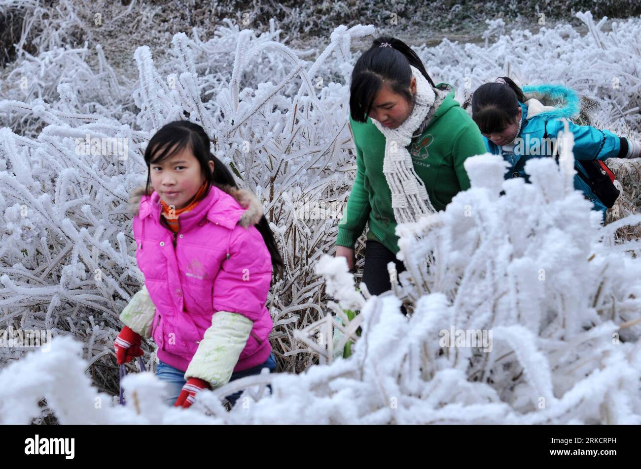 Bildnummer: 54797772 Datum: 10.01.2011 Copyright: imago/Xinhua (110110) -- QIANDONGNAN, 10 gennaio 2011 (Xinhua) -- i giovani studenti camminano su una strada coperta di ghiaccio a Qiandongnan, nella provincia di Guizhou nella Cina sud-occidentale, 9 gennaio 2011. Molti luoghi a Guizhou hanno visto il freddo negli ultimi giorni. La neve e il ghiaccio hanno disturbato il traffico e l'alimentazione. Un fronte freddo porterebbe più pioggia ghiacciata e neve nella Cina meridionale dal 9 al 13 gennaio, congelando parti del sud della Cina già colpite da temperature inferiori allo zero dal giorno di Capodanno, hanno detto le autorità meteorologiche. (Xinhua/Qin Gang) (xzj) CHINA-GUIZHOU-ICE AN Foto Stock