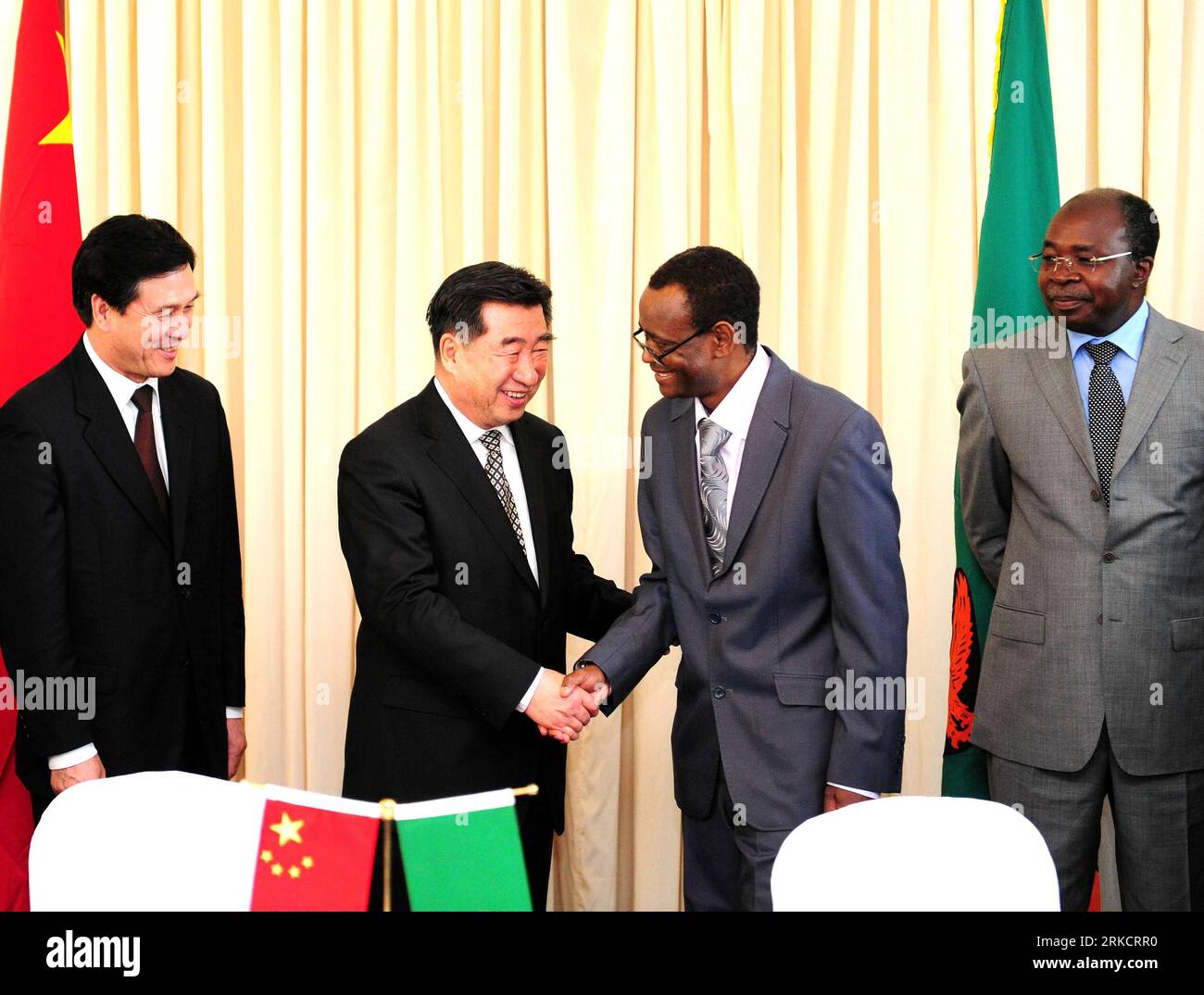 Bildnummer: 54797799 Datum: 10.01.2011 Copyright: imago/Xinhua (110110) -- LUSAKA, 10 gennaio 2011 (Xinhua) -- il vice Premier cinese Hui Liangyu (2nd L) stringe la mano al vicepresidente zambiano George Kunda (3rd L) durante un incontro a Lusaka, Zambia, 10 gennaio 2011. In visita al vice Premier cinese Hui Liangyu ha chiesto un'ulteriore cooperazione con lo Zambia, incontrando lunedì il vicepresidente dello Zambia George Kunda presso la State House. (Xinhua/Ding Haitao)(axy) ZAMBIA-CHINA-HUI LIANGYU-GEORGE KUNDA-MEET PUBLICATIONxNOTxINxCHN People Politik kbdig xsk 2011 quer Bildnummer 54797799 Data 10 0 Foto Stock